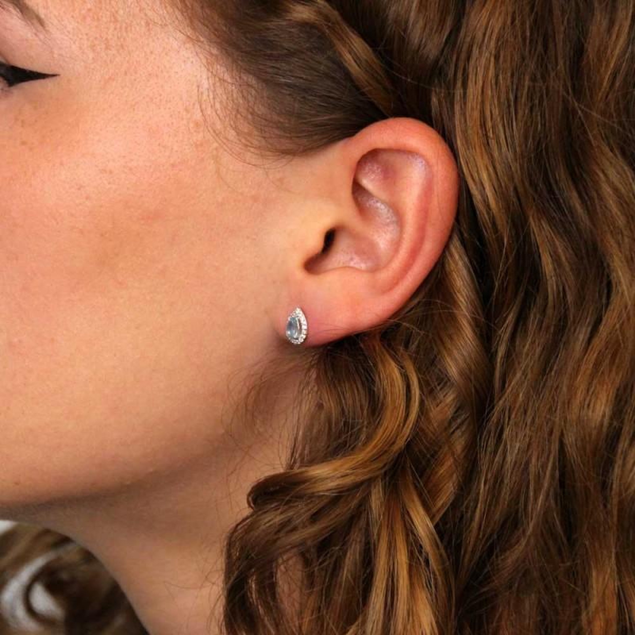 Voir la diapositive 4 : L'ATELIER D'AZUR Boucles d'Oreilles Or Blanc Topaze Goutte et Zirconiums