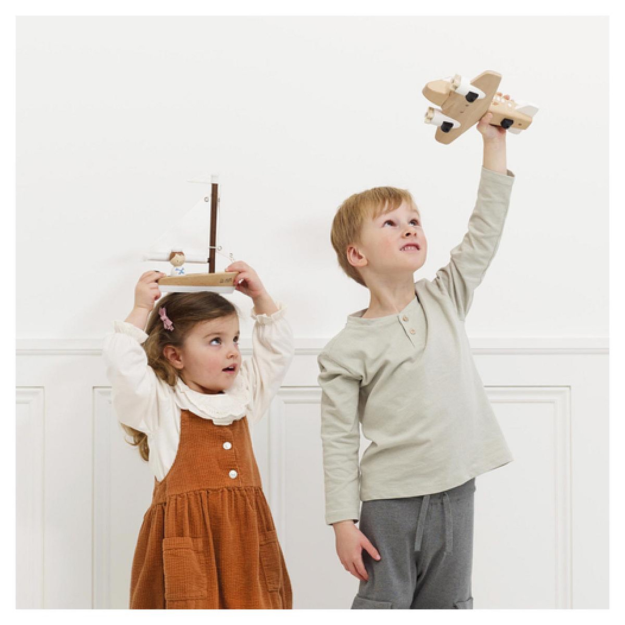Voir la diapositive 3 : Le Toy Van Avion en bois naturel 20cm