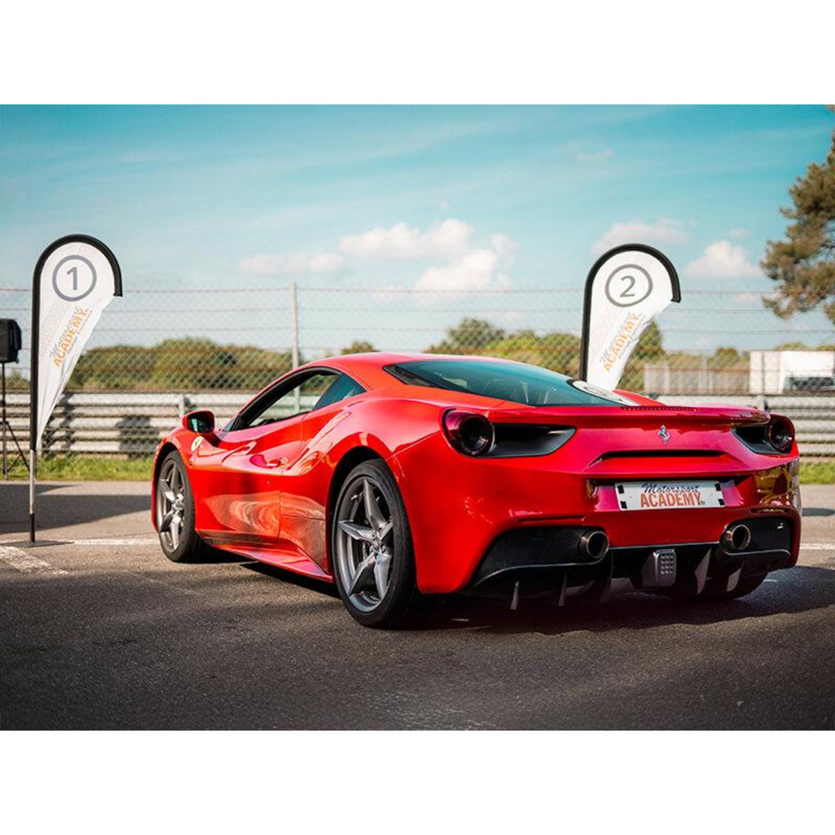 Smartbox Stage de pilotage : 2 tours de circuit au volant d'une Ferrari F488 GTB ou d'une Ferrari F8 - Coffret Cadeau Sport & Aventure