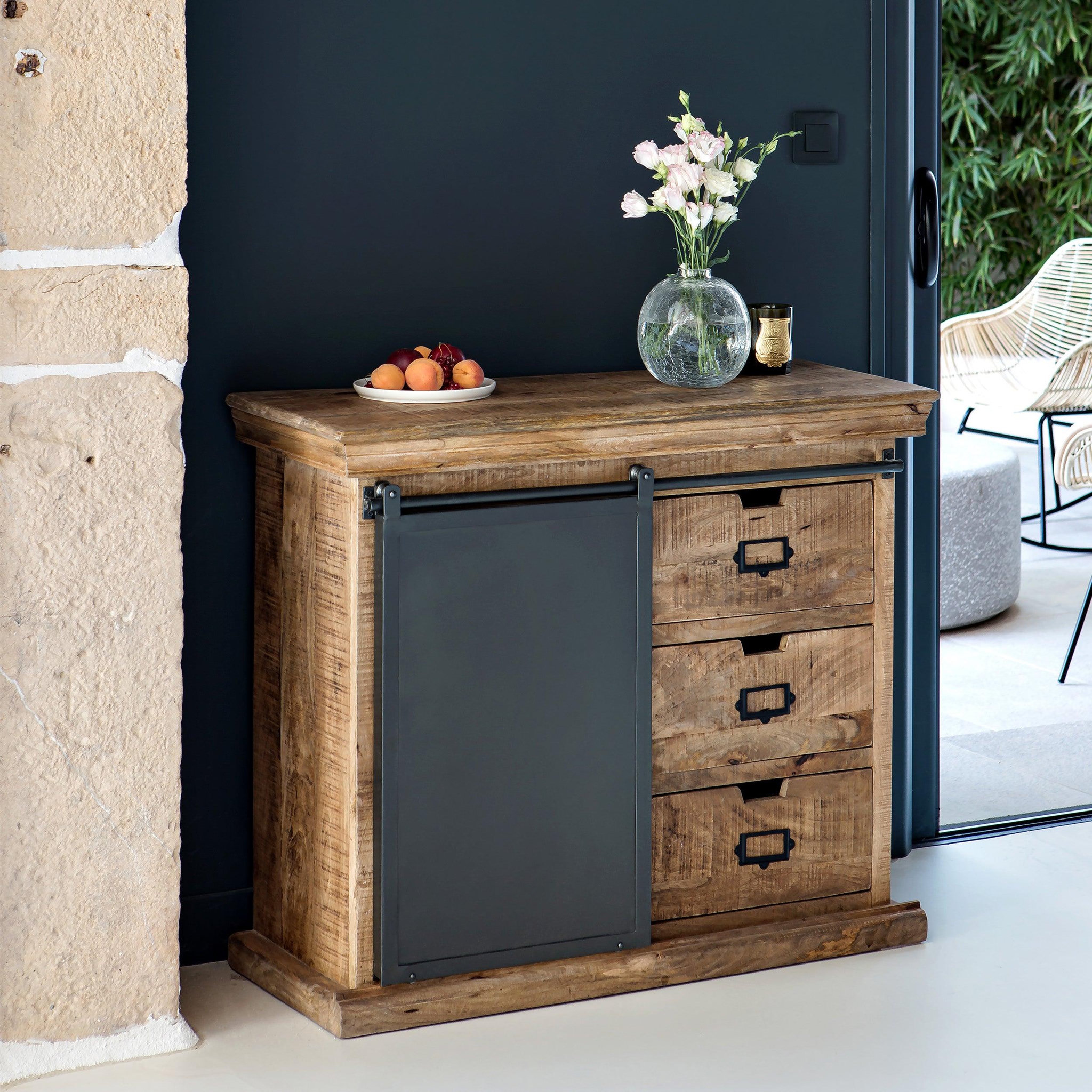 Voir la diapositive 2 : MAISON PAVANE Petit buffet en bois de manguier massif et métal-tabuk