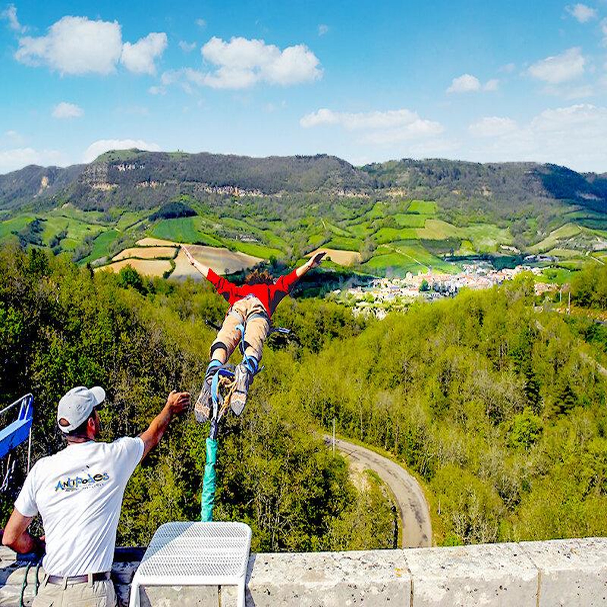 Voir la diapositive 2 : Smartbox Saut à l'élastique près de millau dans l'aveyron - coffret cadeau sport & aventure