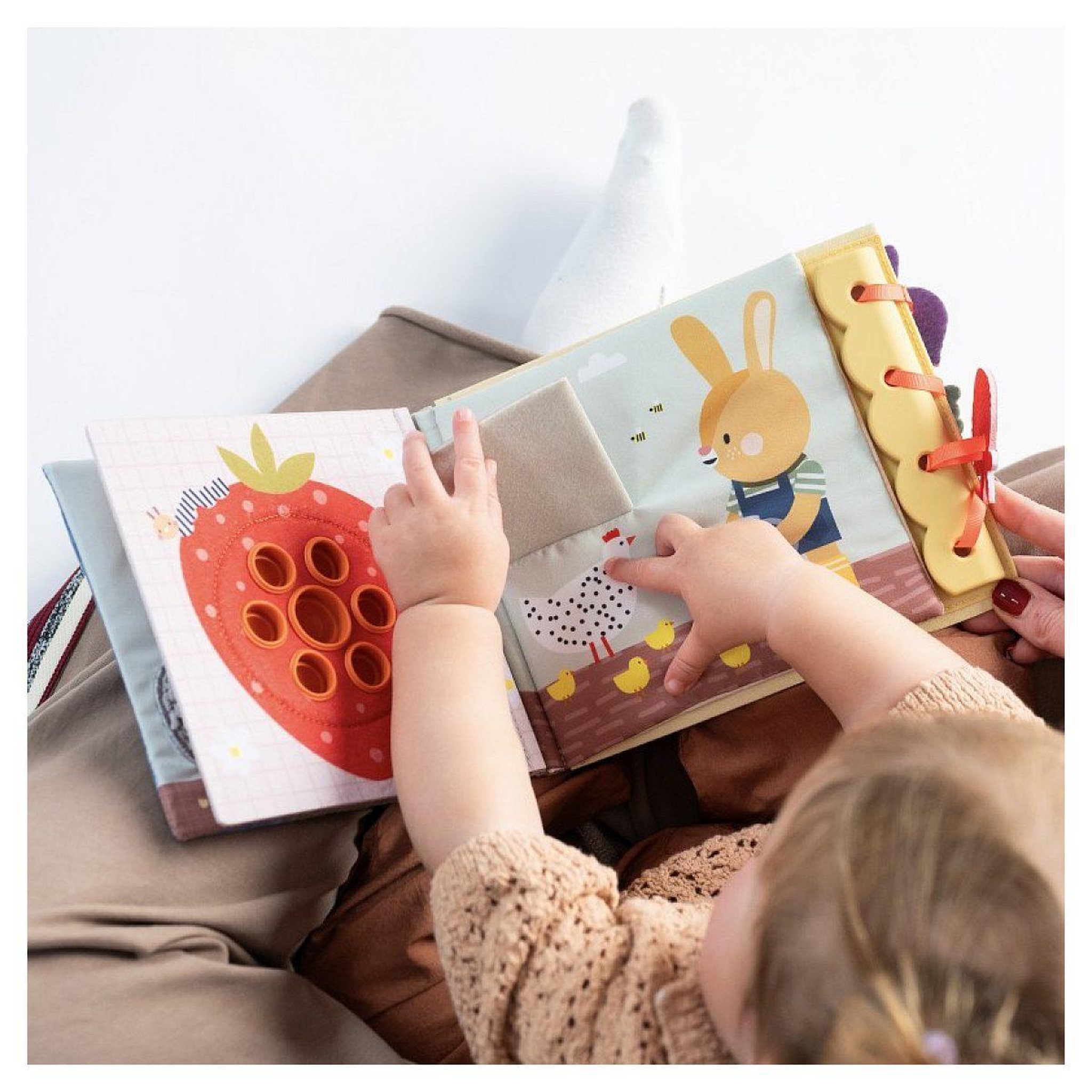 Voir la diapositive 2 : BUKI Livre d'activites bebe le  jardin