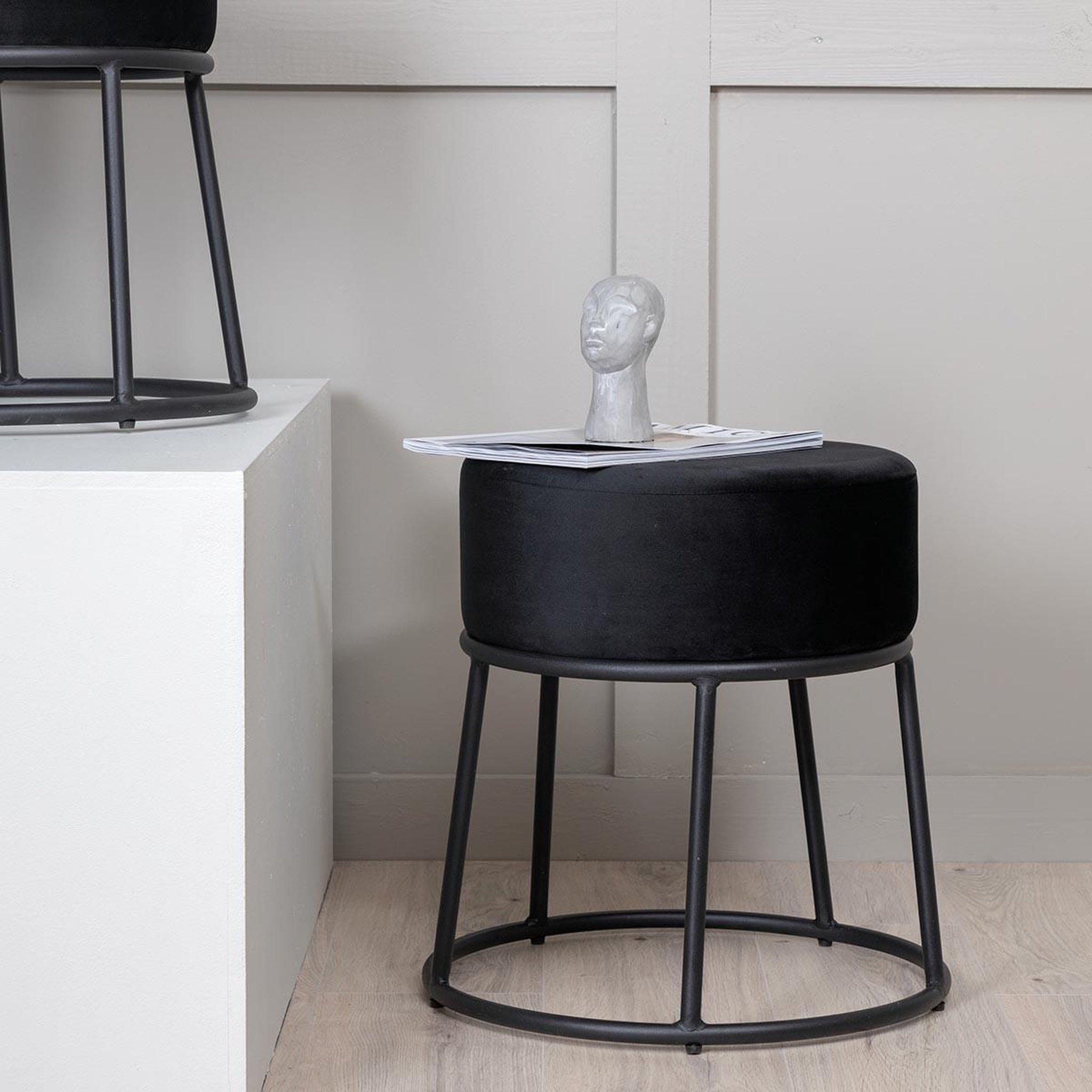 Voir la diapositive 4 : Paris Prix Pouf design en velours  petra  46cm noir