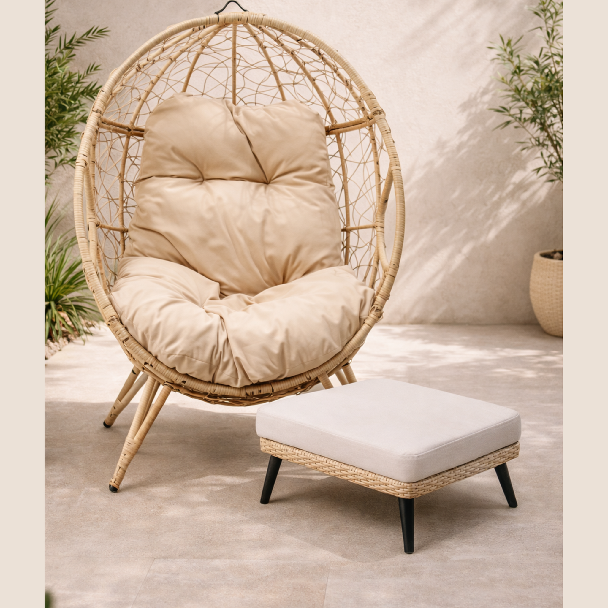 Voir la diapositive 3 : CONCEPT USINE Ensemble d'extérieur : fauteuil suspendu effet rotin et repose-pieds avec coussin beige jane