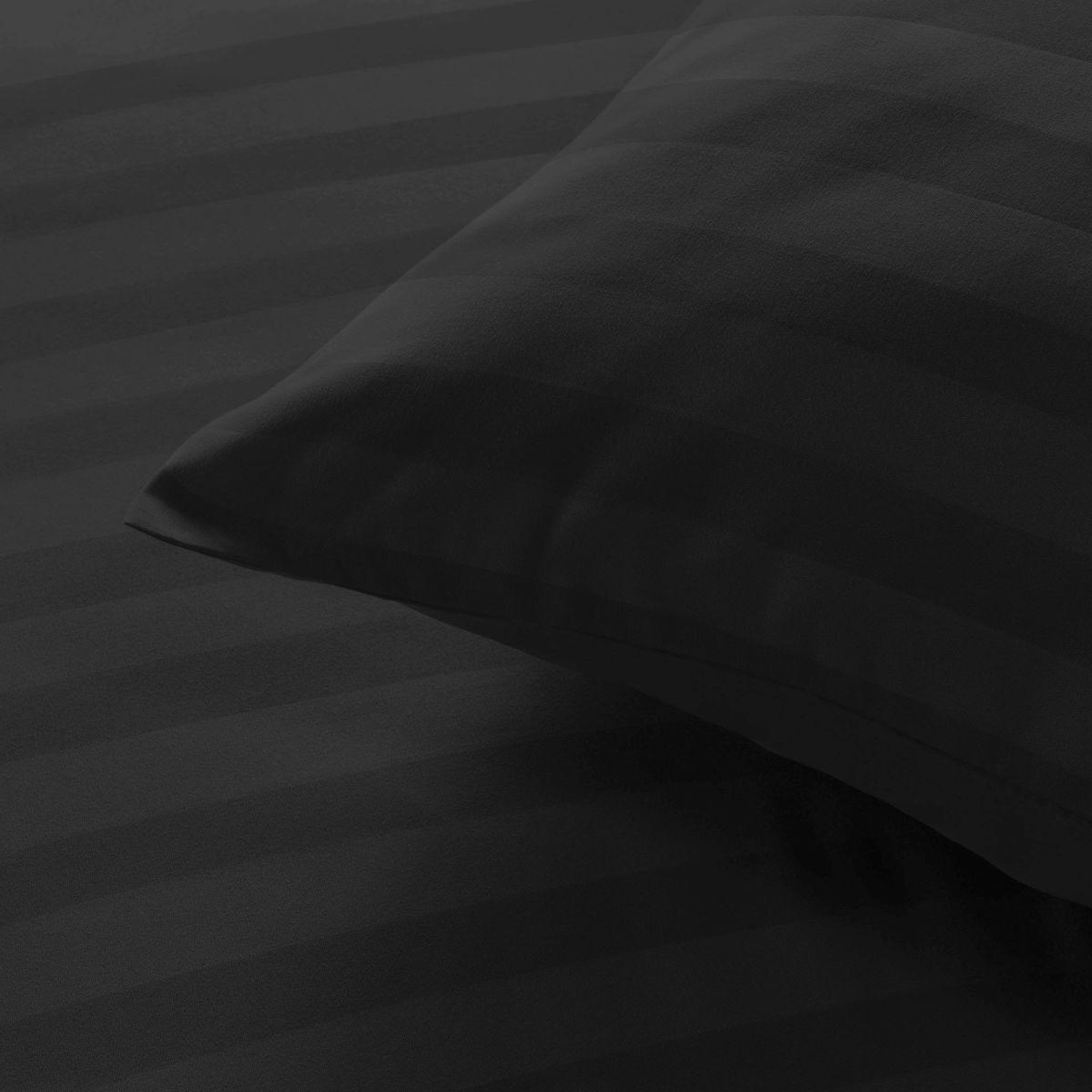Voir la diapositive 2 : Douceur d'Intérieur Parure de lit 3 pièces  cleo  240x220cm noir