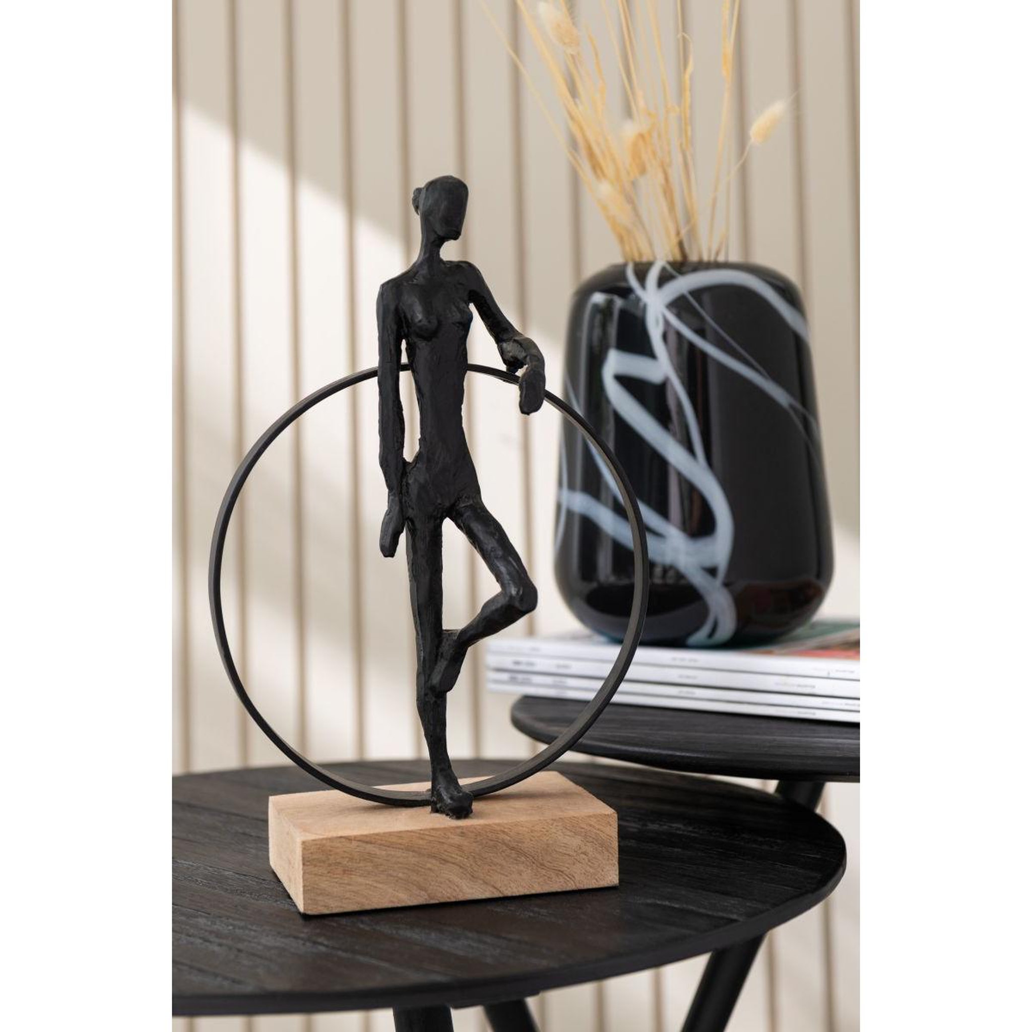 Voir la diapositive 2 : J-LINE Statuette déco femme  anneau  32cm noir