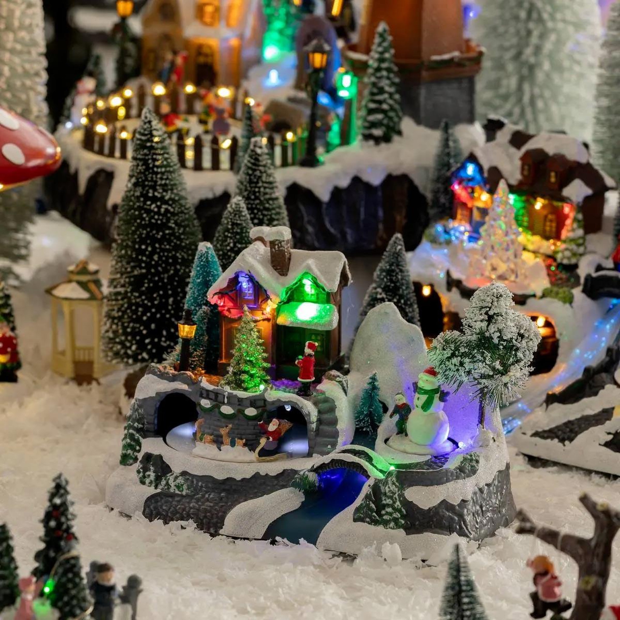 Voir la diapositive 5 : FEERIC LIGHT & CHRISTMAS Village de noel enneigé avec le père noel - hauteur 23,8 cm - marron, blanc et bleu
