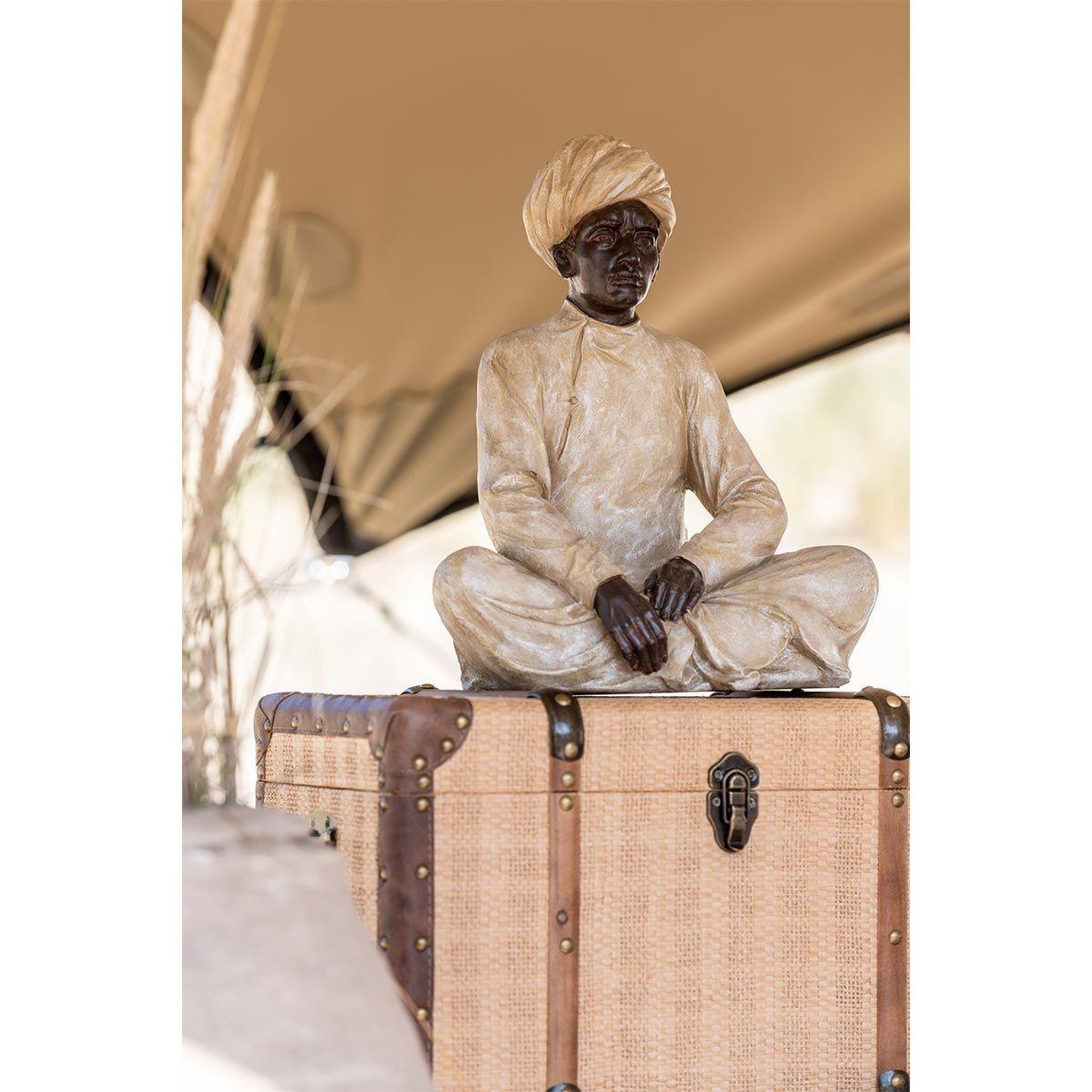 Voir la diapositive 2 : J-LINE Statue déco en résine  indien assis  22cm beige