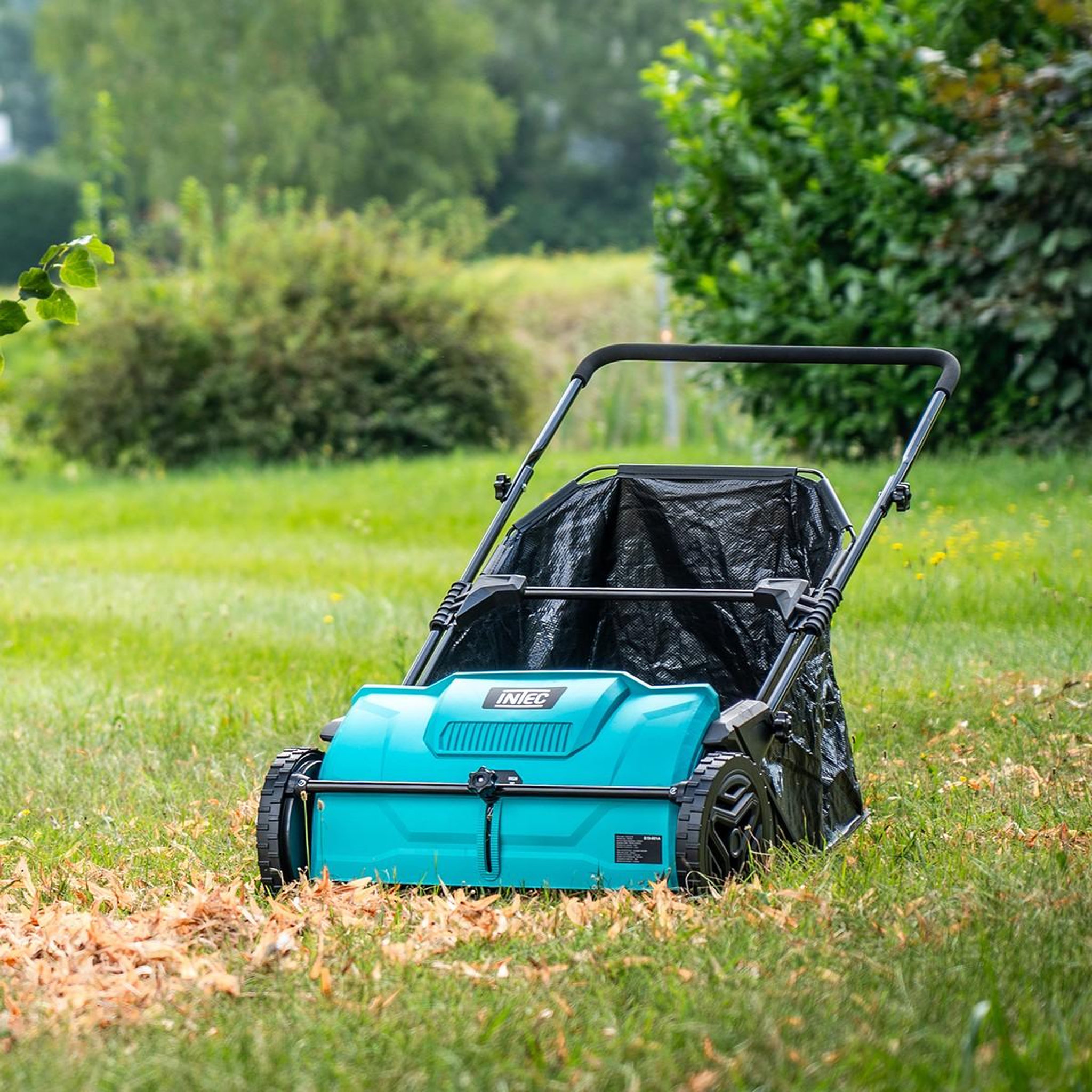 Voir la diapositive 5 : INTEC Balayeuse à gazon ramasse feuilles brosse rotative renforcées larg 53cm reglable grand bac 100l intec