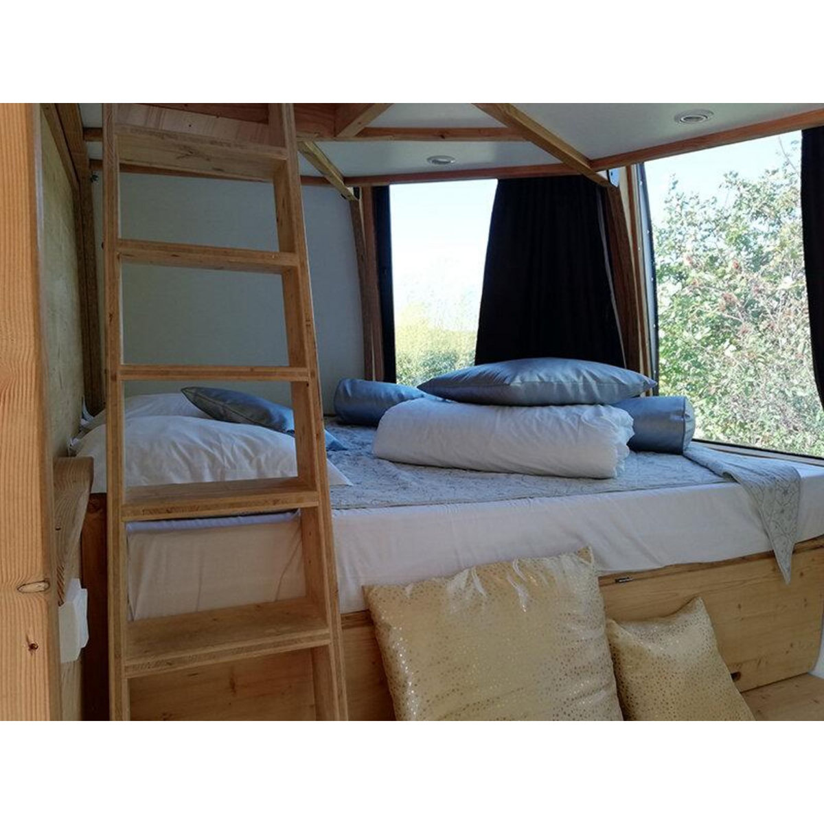 Smartbox Séjour insolite dans un Vaisseau Spatial Terrestre avec activité sensorielle près de Mâcon - Coffret Cadeau Séjour