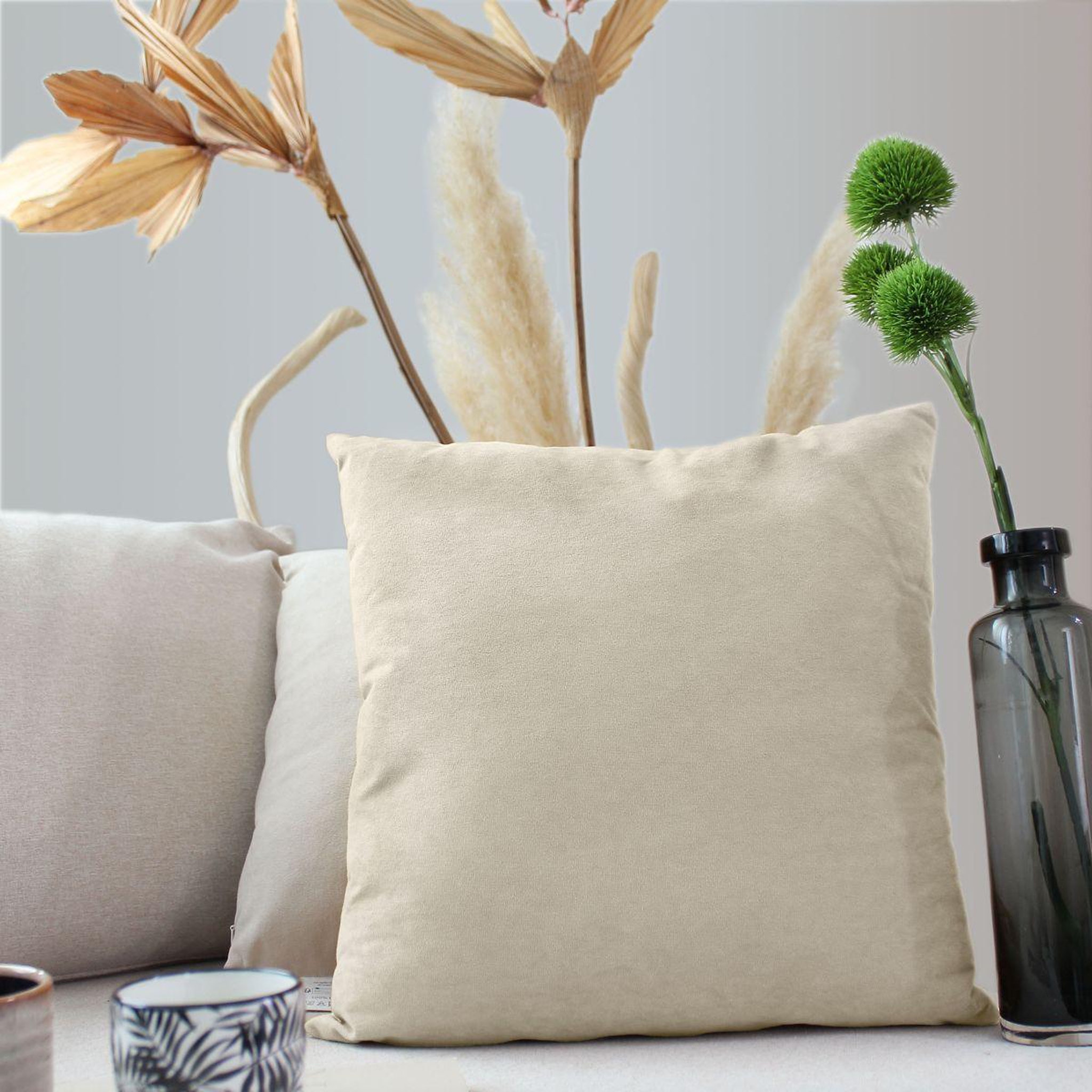 Voir la diapositive 2 : ENJOY HOME Coussin déco en velours  câlin  40x40cm écru