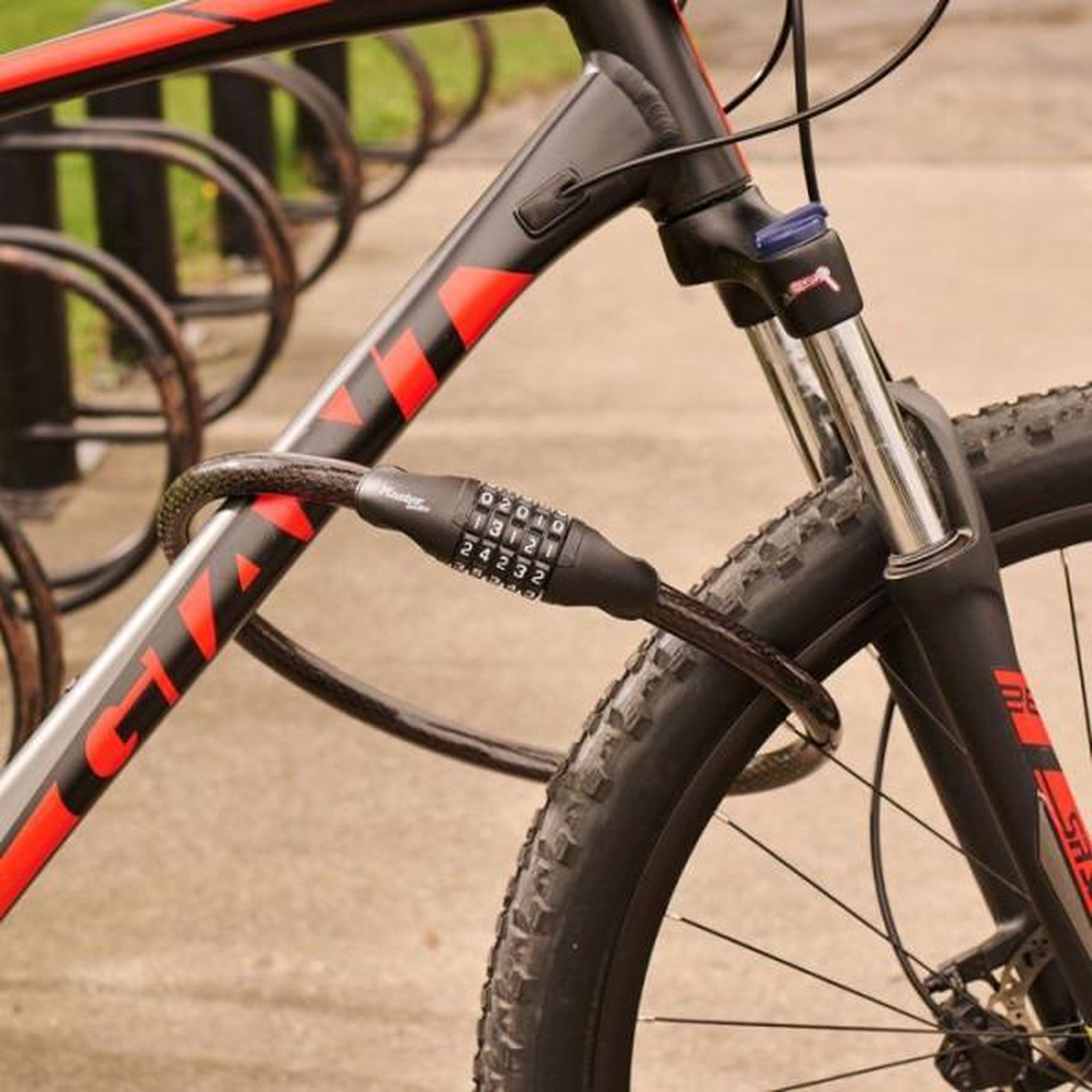 Voir la diapositive 2 : Master lock Antivol câble vélo - MASTER LOCK - Serrure a combinaison