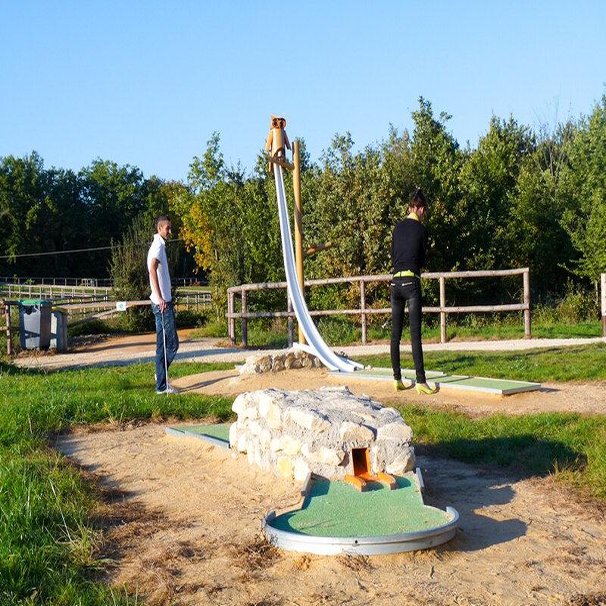 Voir la diapositive 5 : Smartbox 3 jours en famille dans une maison dans les arbres avec mini-golf près de poitiers - coffret cadeau séjour