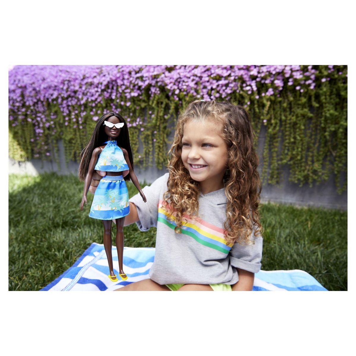 BARBIE Poupée Barbie Aime les océans - Robe rayures bleues et fleurs