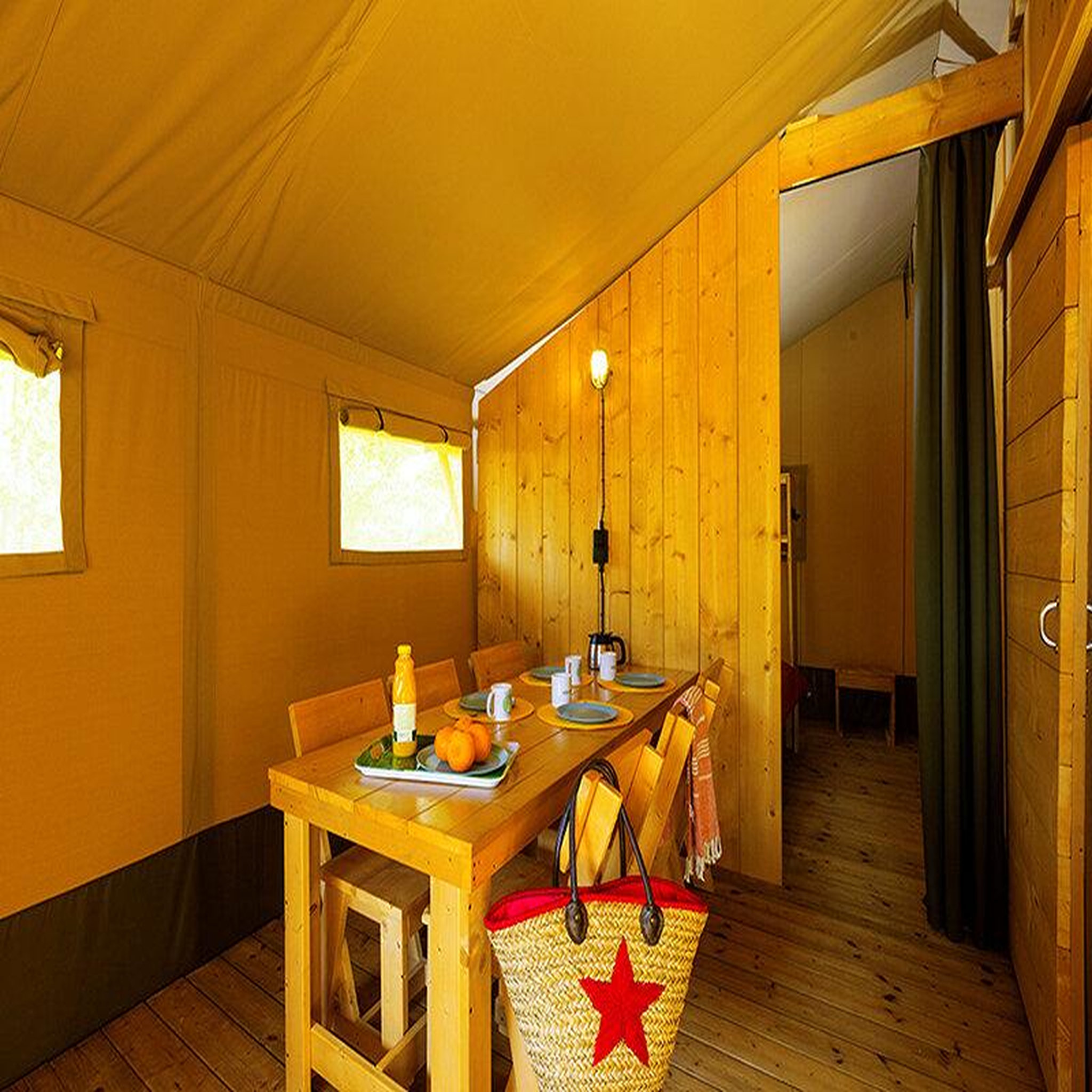 Voir la diapositive 4 : Smartbox Séjour insolite en famille : 3 jours en lodge dans un camping 4* avec dîner - coffret cadeau séjour