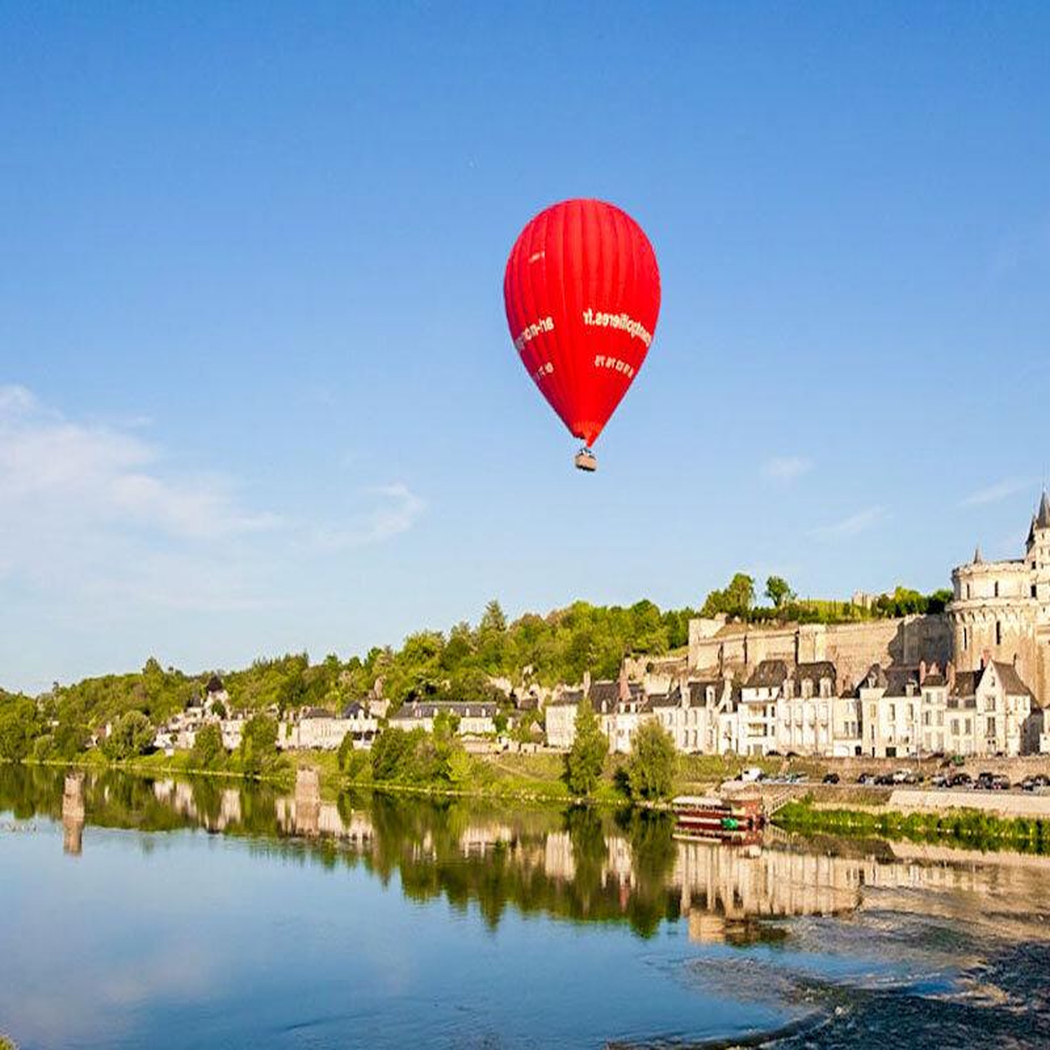 Voir la diapositive 2 : Smartbox Vol en montgolfière au-dessus du château d'amboise en semaine - coffret cadeau sport & aventure