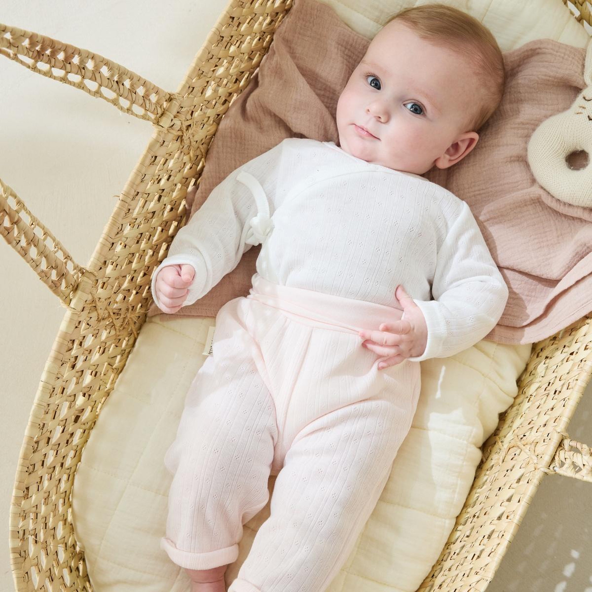 Voir la diapositive 5 : Petit Béguin Ensemble body bébé et pantalon en pointelle badian