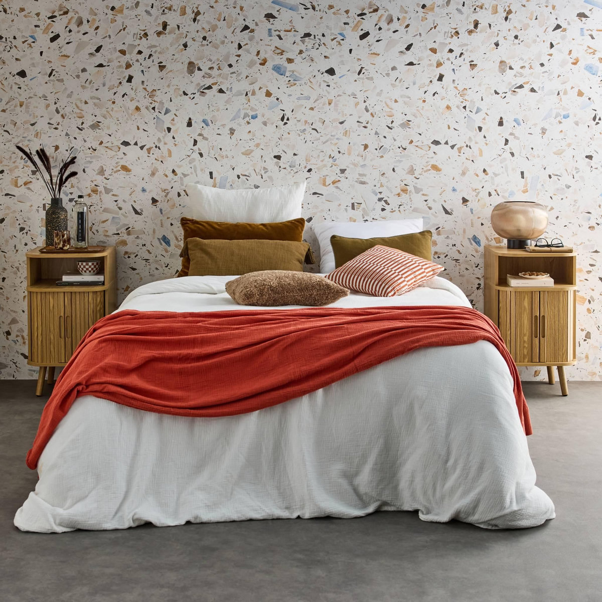 SWEEEK Lot de 2 tables de chevet 2 portes coulissantes + 1 niche effet bois rainuré. L 40 x P 40 x H 70cm