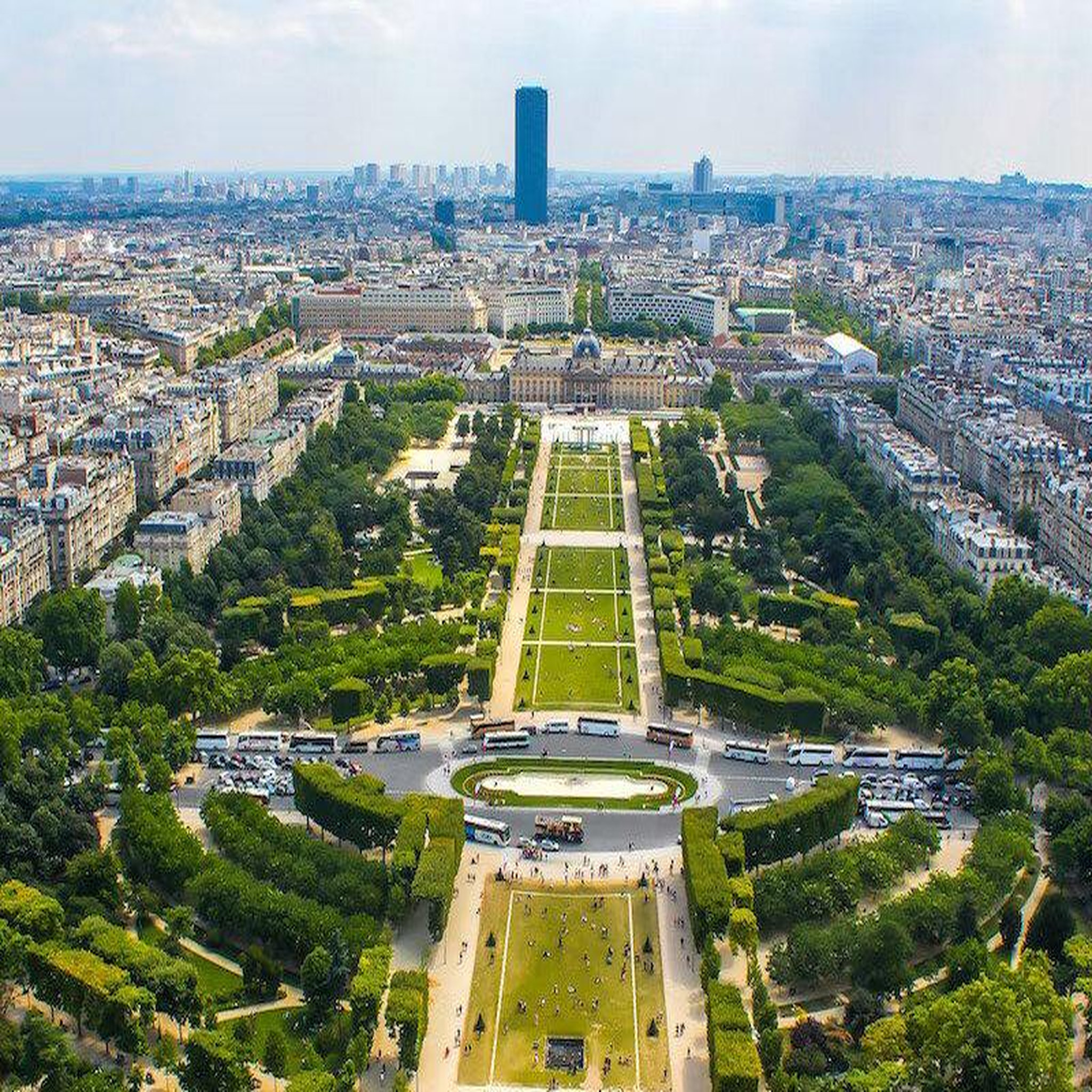 Voir la diapositive 2 : Smartbox Accès au sommet de la tour eiffel avec billet coupe-file et audio-guide pour 1 adulte - coffret cadeau sport & aventure