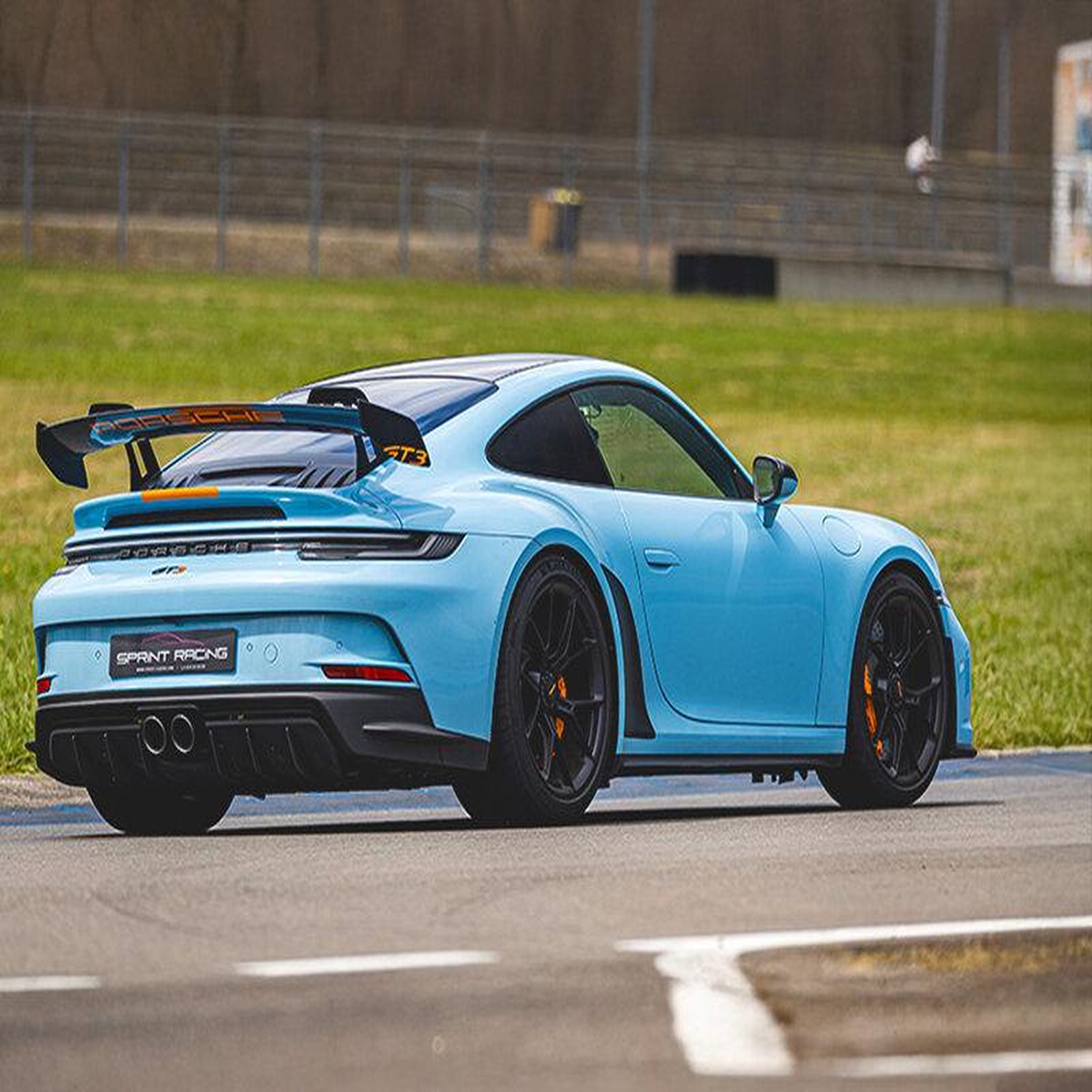 Voir la diapositive 2 : Smartbox Stage de pilotage multivolant : 2 tours en porsche cayenne et 4 tours en porsche 992 gt3 sur le circuit de magny-cours club - coffret cadeau sport & aventure