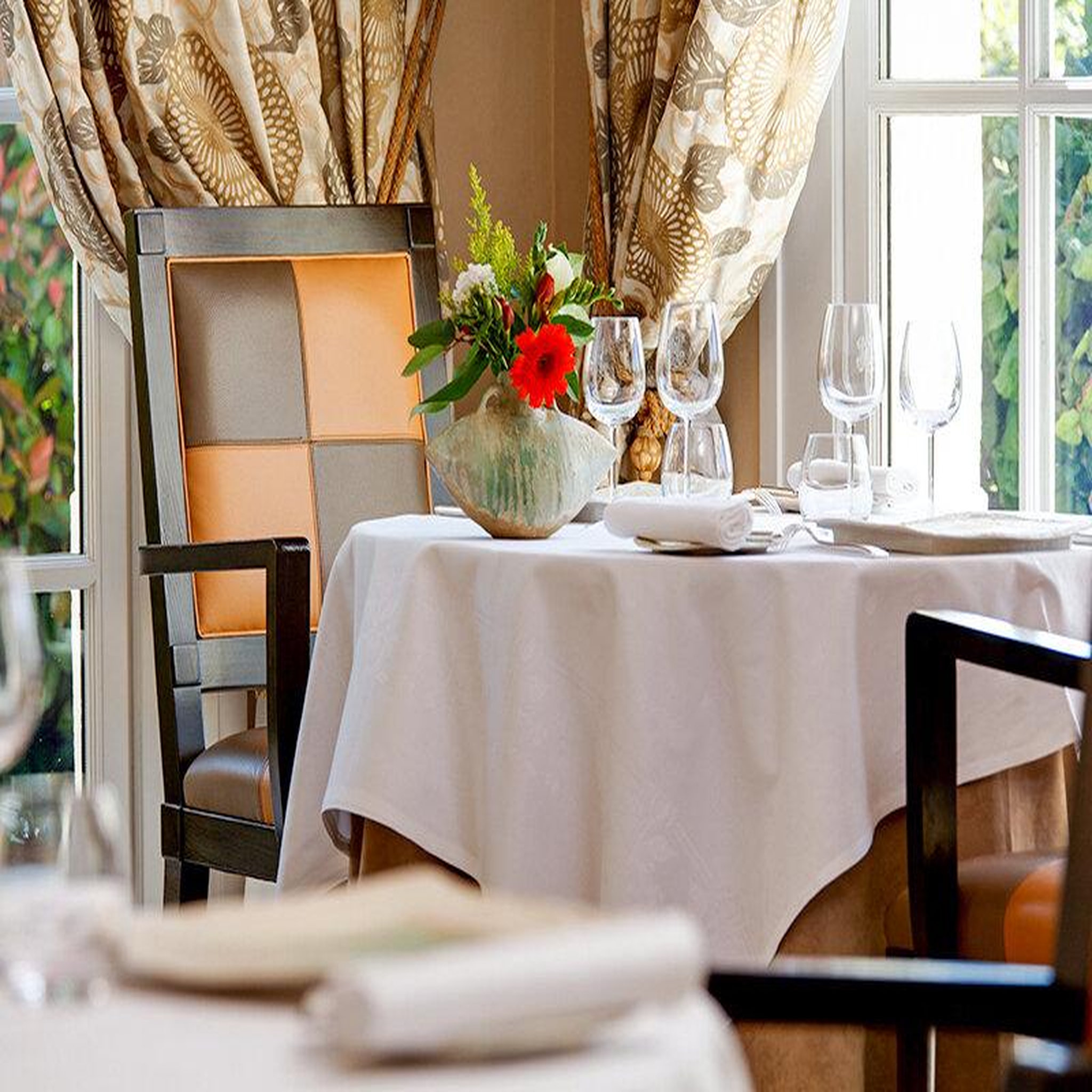Voir la diapositive 2 : Smartbox Adresses primées : déjeuner 4 plats au restaurant la côte saint-jacques près de chablis - coffret cadeau gastronomie