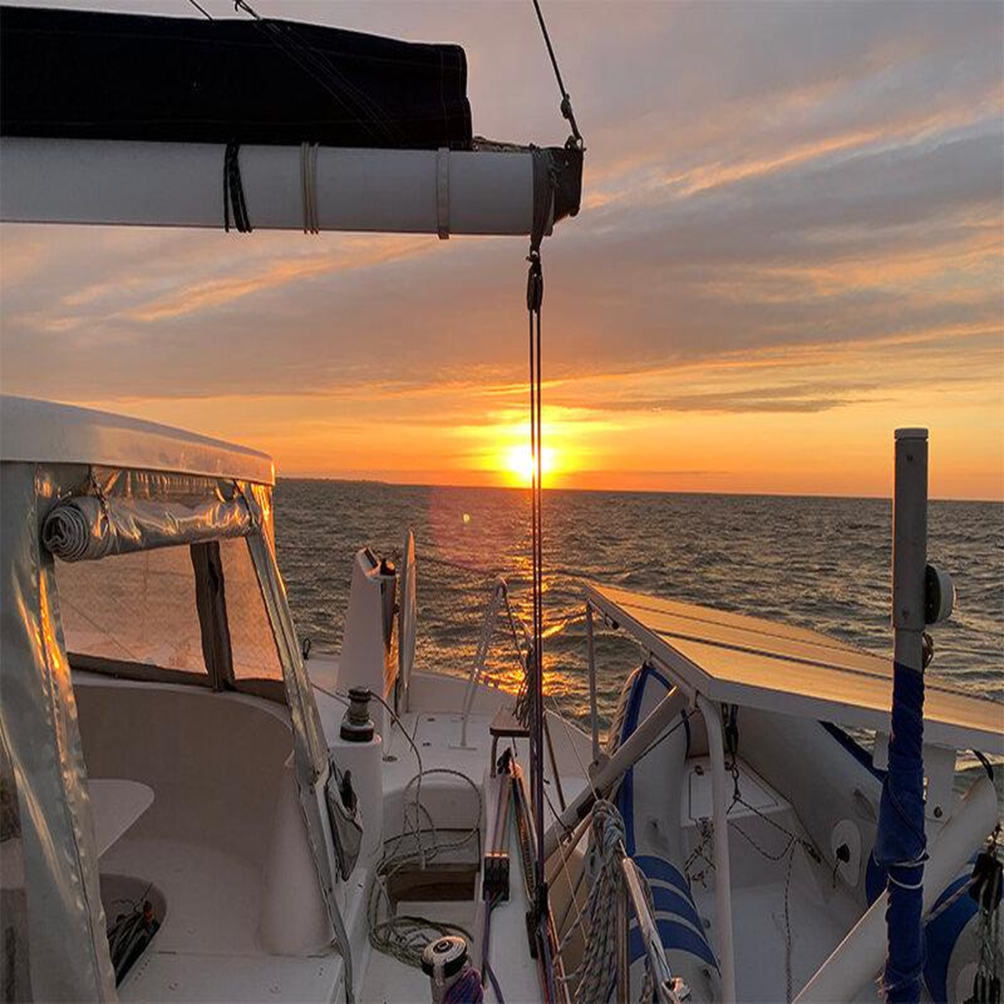 Voir la diapositive 3 : Smartbox Croisière en catamaran à la rochelle : 2h en duo au coucher du soleil - coffret cadeau sport & aventure