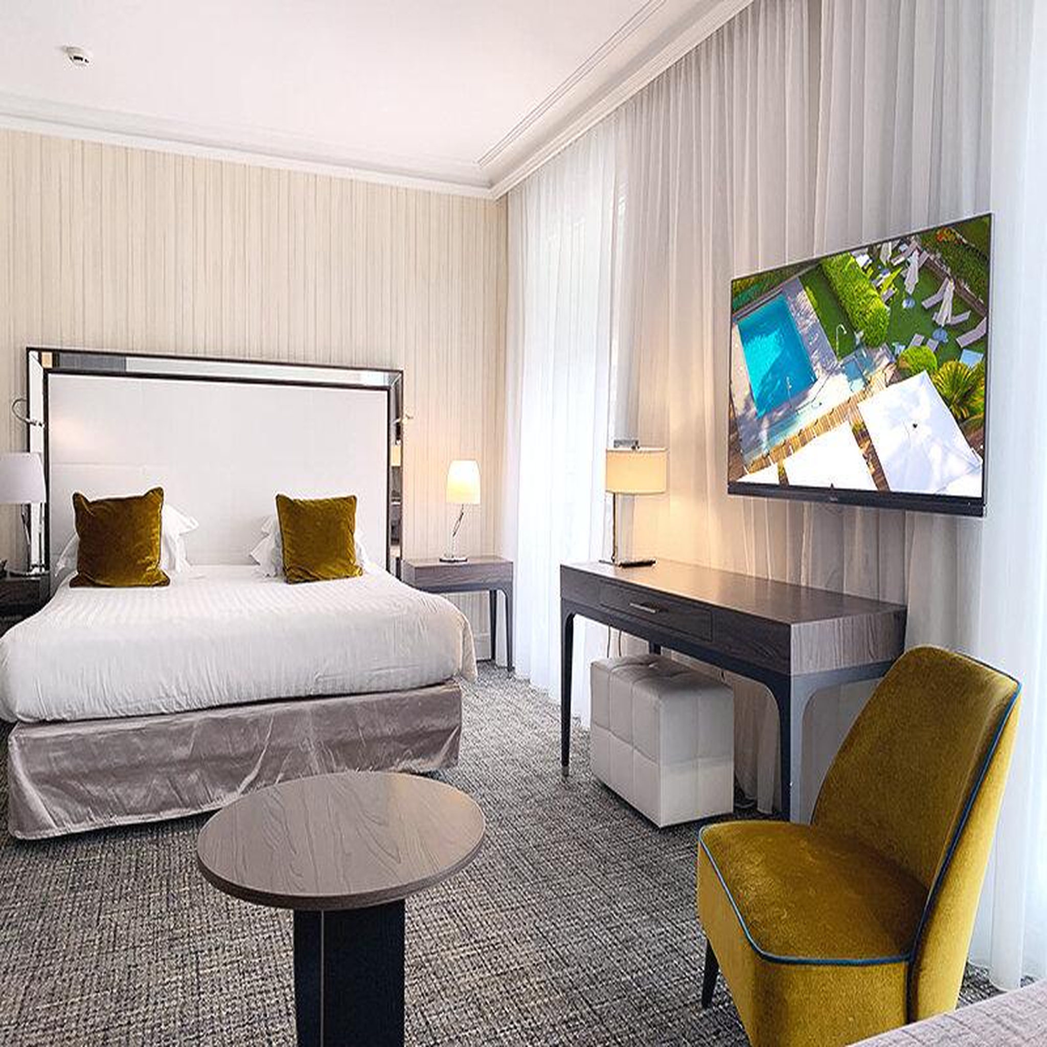 Voir la diapositive 2 : Smartbox Séjour de 2 jours en hôtel 4* au centre de cannes avec pétales de roses et chocolats - coffret cadeau séjour