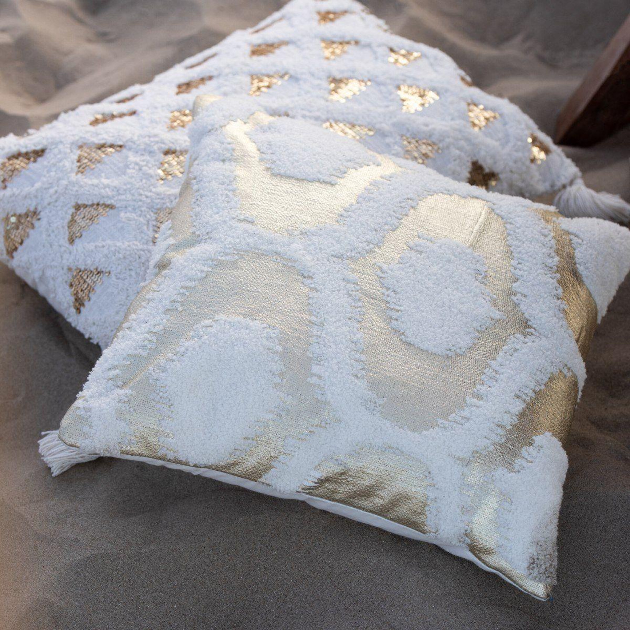 Voir la diapositive 3 : J-LINE Coussin déco  feuille  45x45cm blanc & or