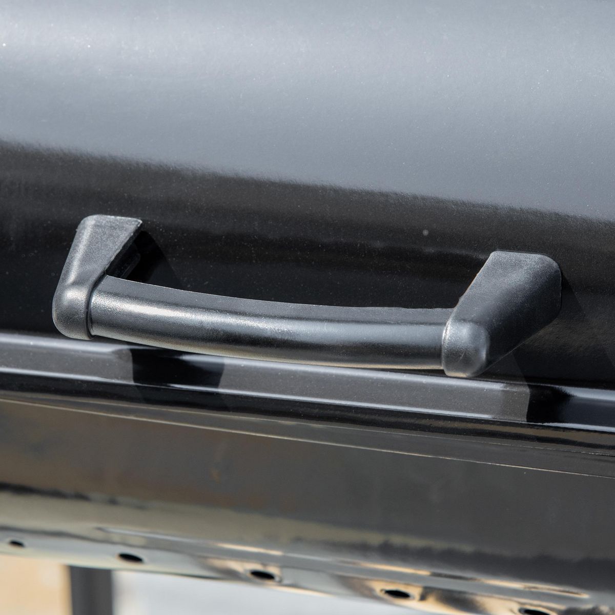 OUTSUNNY Barbecue à charbon - BBQ grill sur pied avec couvercle, roulettes - 3 étagères, 3 crochets, 3 ustensiles, 2 grilles, cuve charbon amovible - bois acier émaillé noir