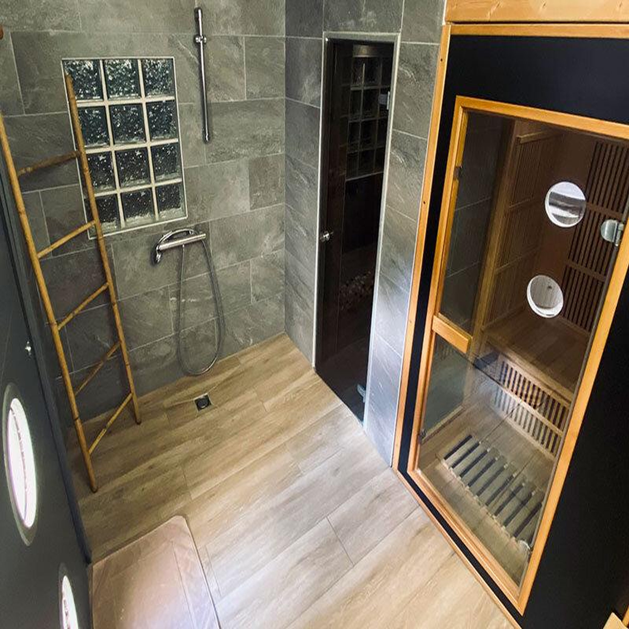 Voir la diapositive 2 : Smartbox 3 jours en hôtel en bord de mer avec accès privatif à l'espace bien-être au cap d'agde - coffret cadeau séjour