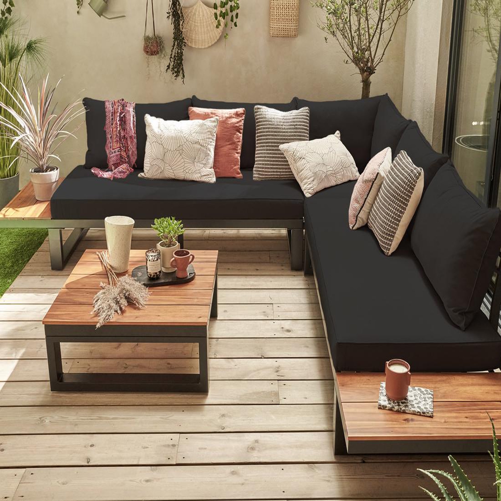 Voir la diapositive 2 : BEST MOBILIER Salome - salon bas de jardin 5 places + table - modulable - bois, métal et coussins noirs