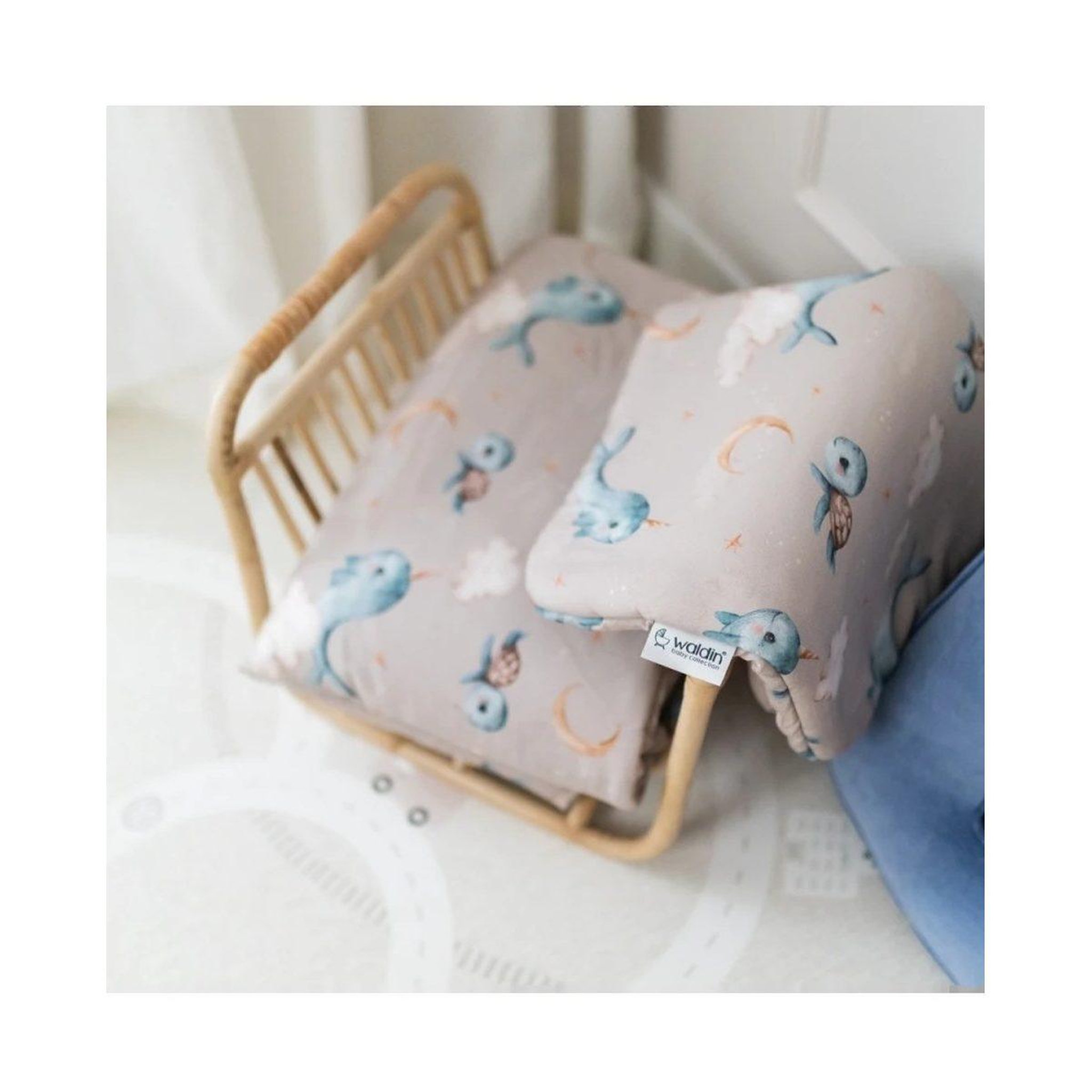 Voir la diapositive 2 : WALDIN Oreiller bébé 40 × 30 cm - motif baleine, beige foncé