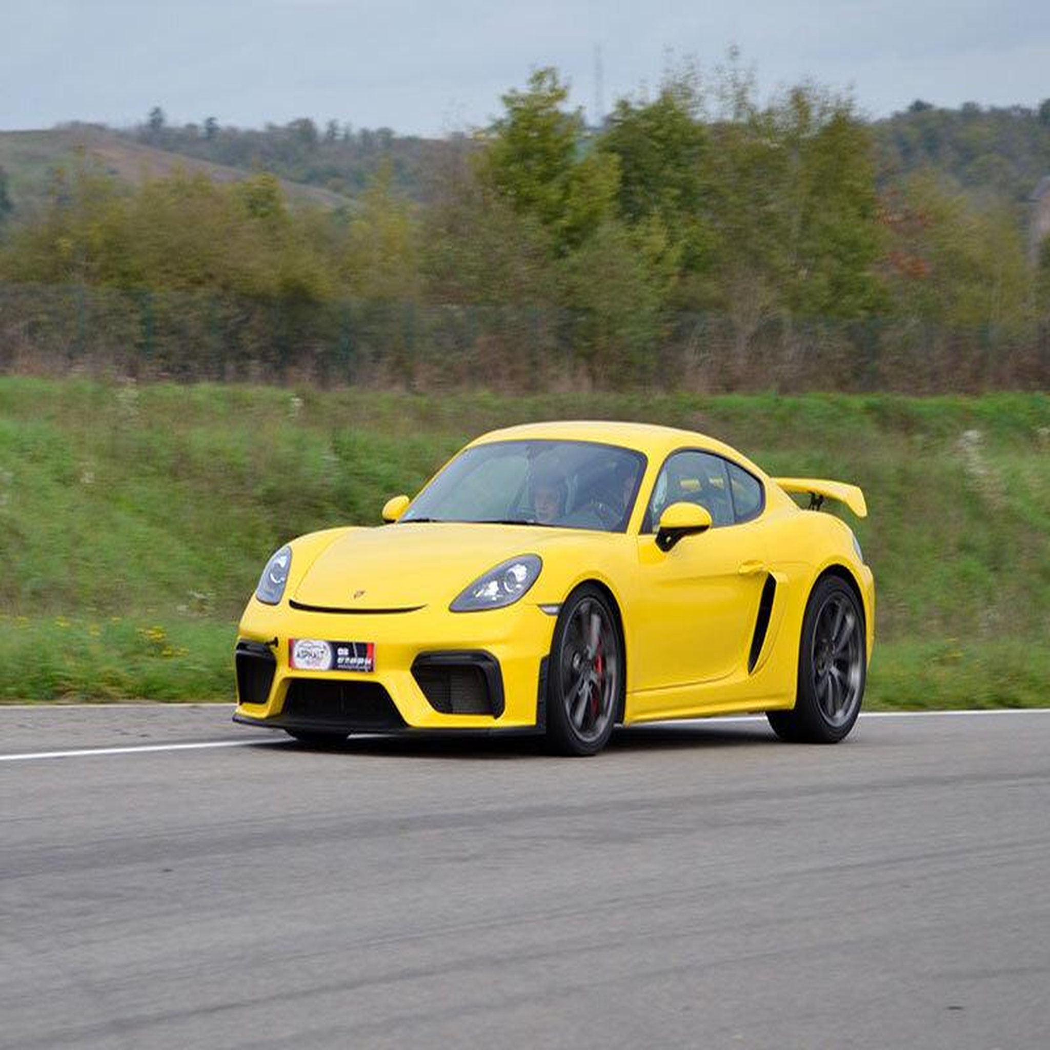 Voir la diapositive 2 : Smartbox Pilotage d'une Porsche GTA 4 Clubsport pendant 3 tours sur le circuit Château-Gaillard - Coffret Cadeau Sport & Aventure