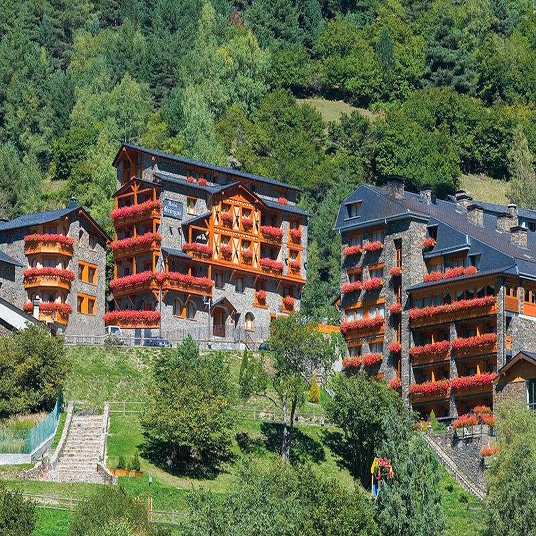 Voir la diapositive 4 : Smartbox Séjour en andorre : 1 ou 2 nuits en hôtel spa 4* - coffret cadeau séjour