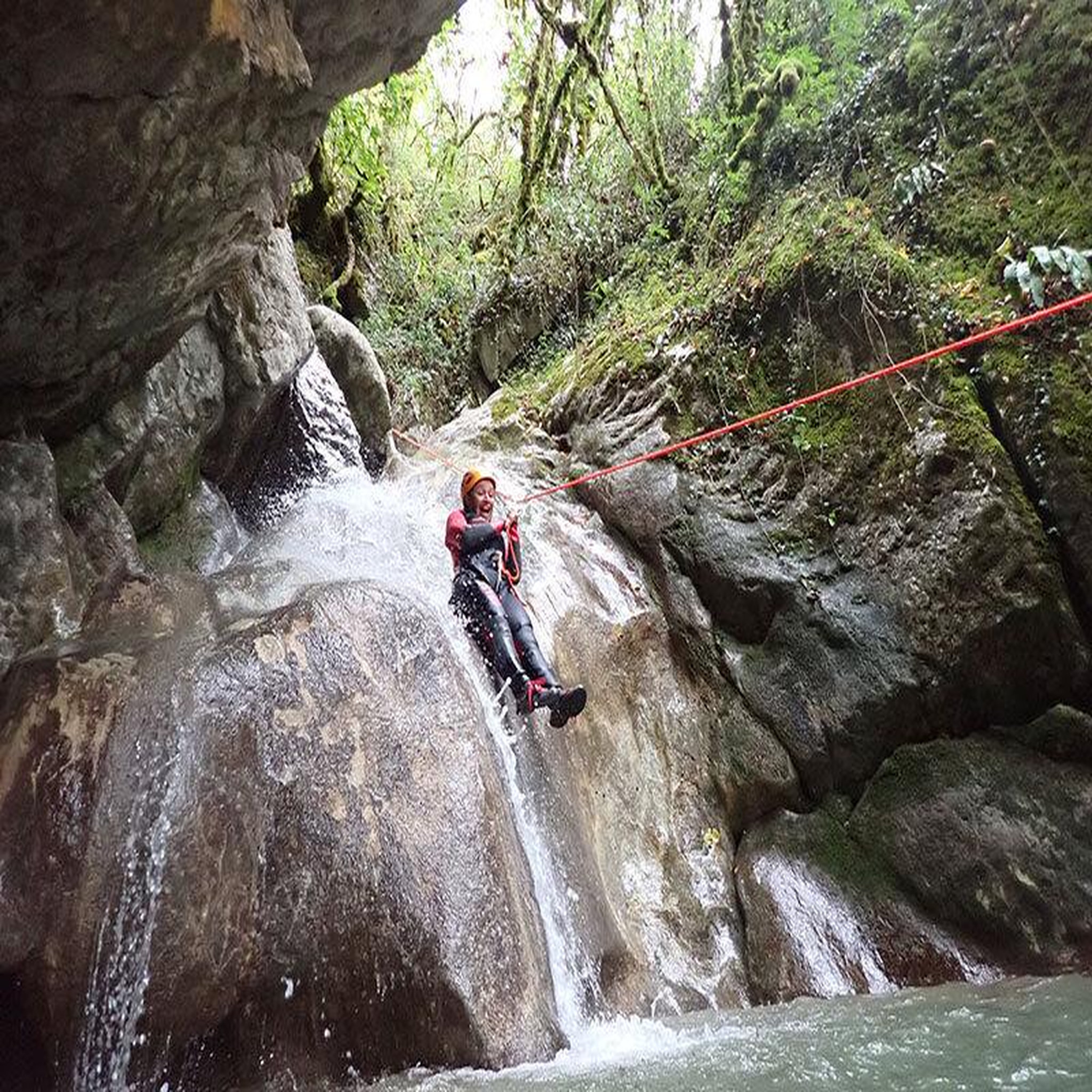 Voir la diapositive 2 : Smartbox Session de canyoning de 6h près de lyon - coffret cadeau sport & aventure