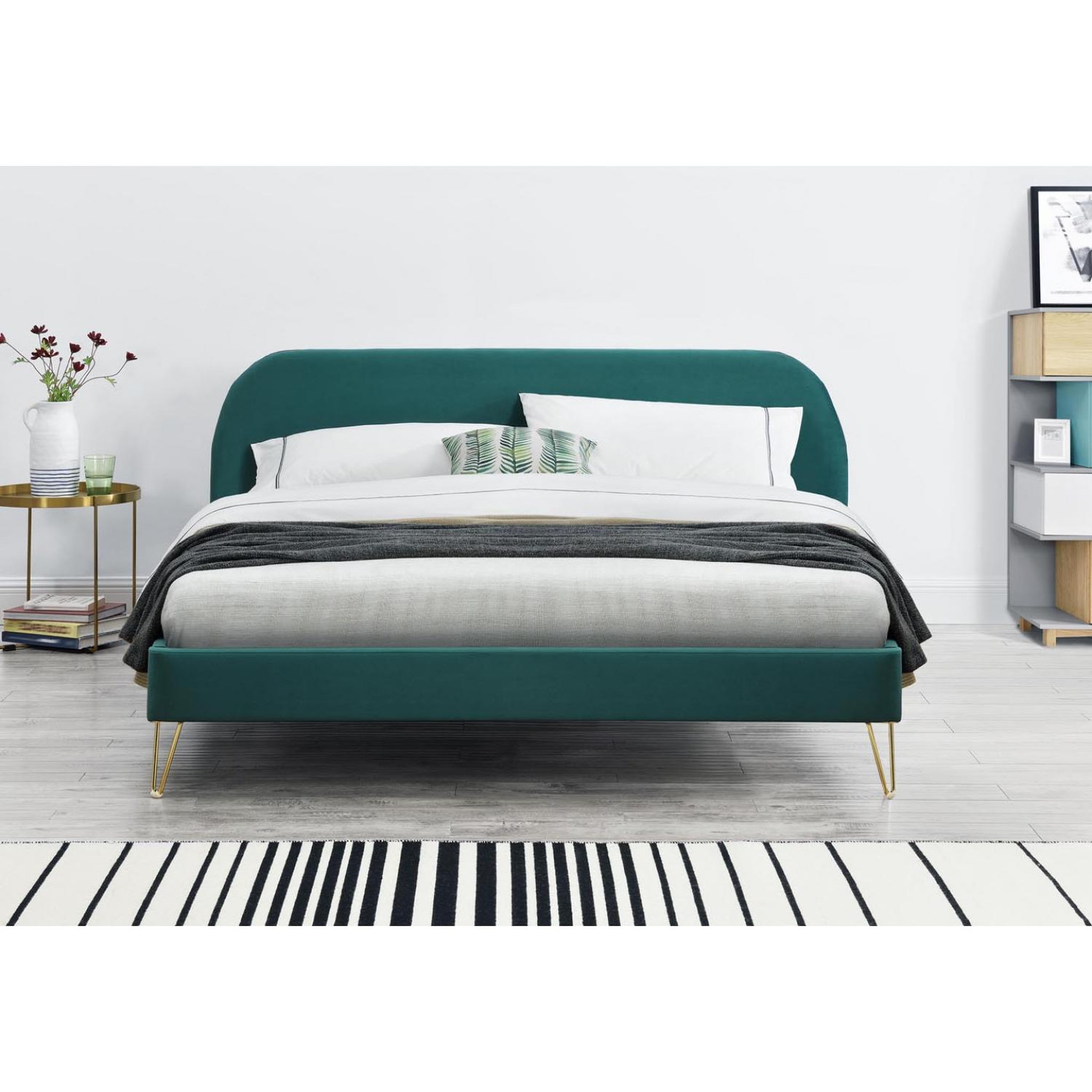 Voir la diapositive 5 : CONCEPT USINE Lit 140 x 190 cm en velours et laiton vert PHOENIX