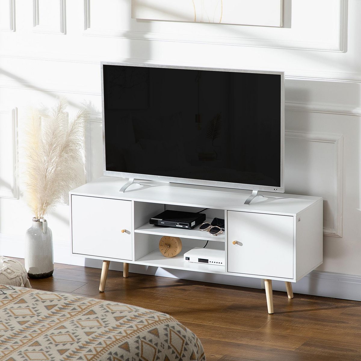 HOMCOM Meuble TV style scandinave 2 portes 2 niches passe-fils piètement bois pin panneaux blanc