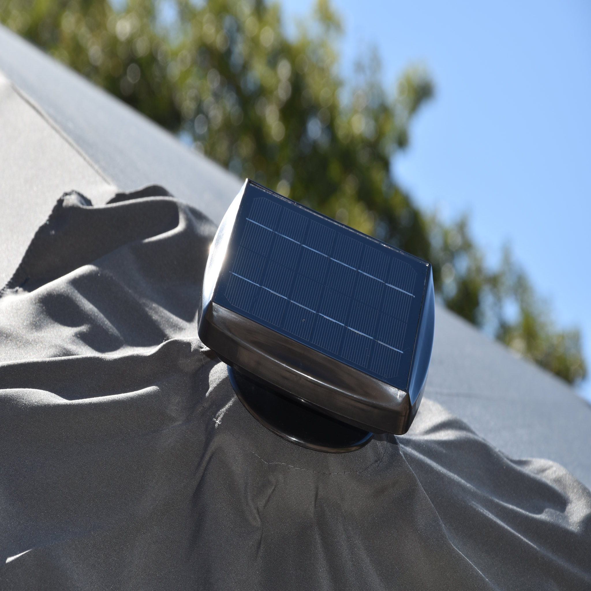Voir la diapositive 3 : Parasol déporté 3x3m aluminium à bandeau LED gris CAPEO