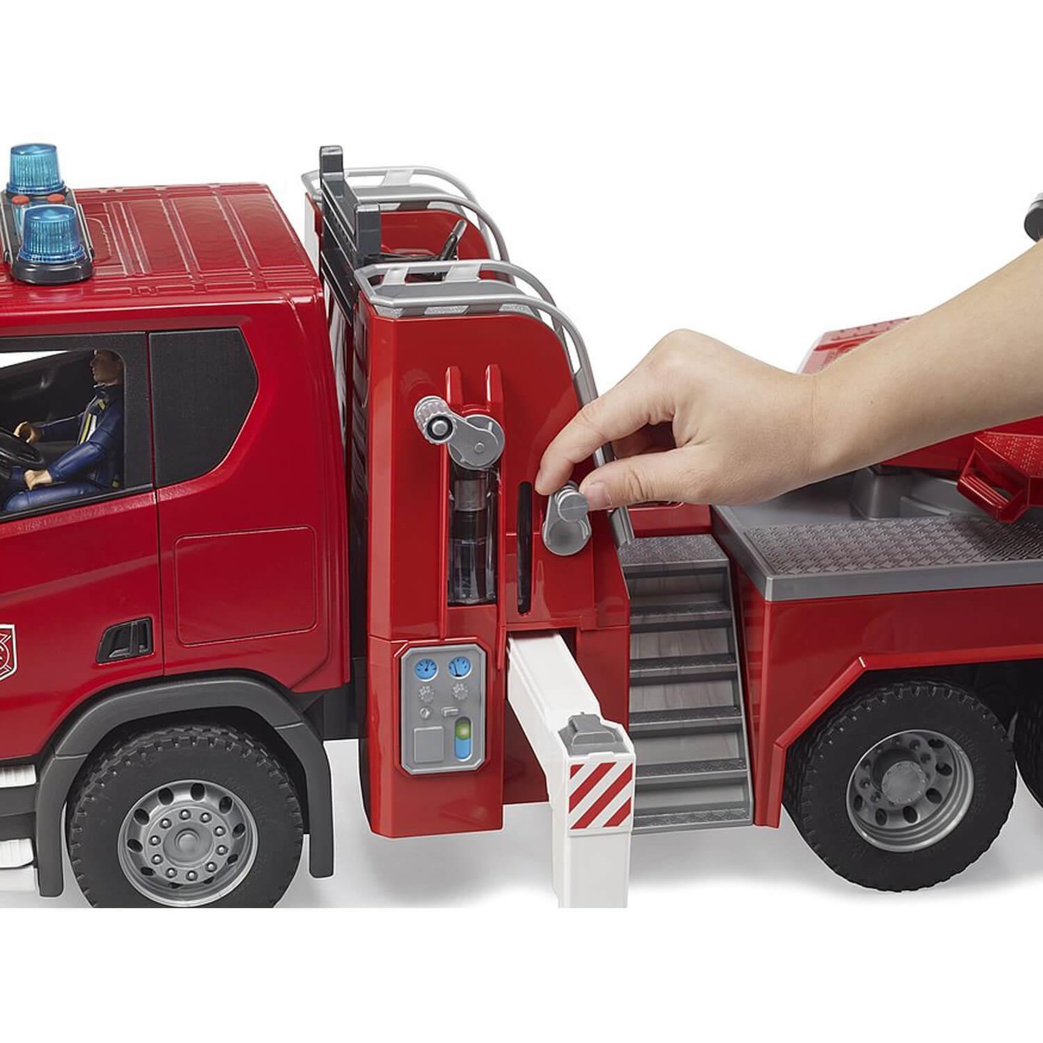 Voir la diapositive 5 : Bruder Camion de pompiers Bruder Scania Super 560R avec échelle pivotante et pompe à eau
