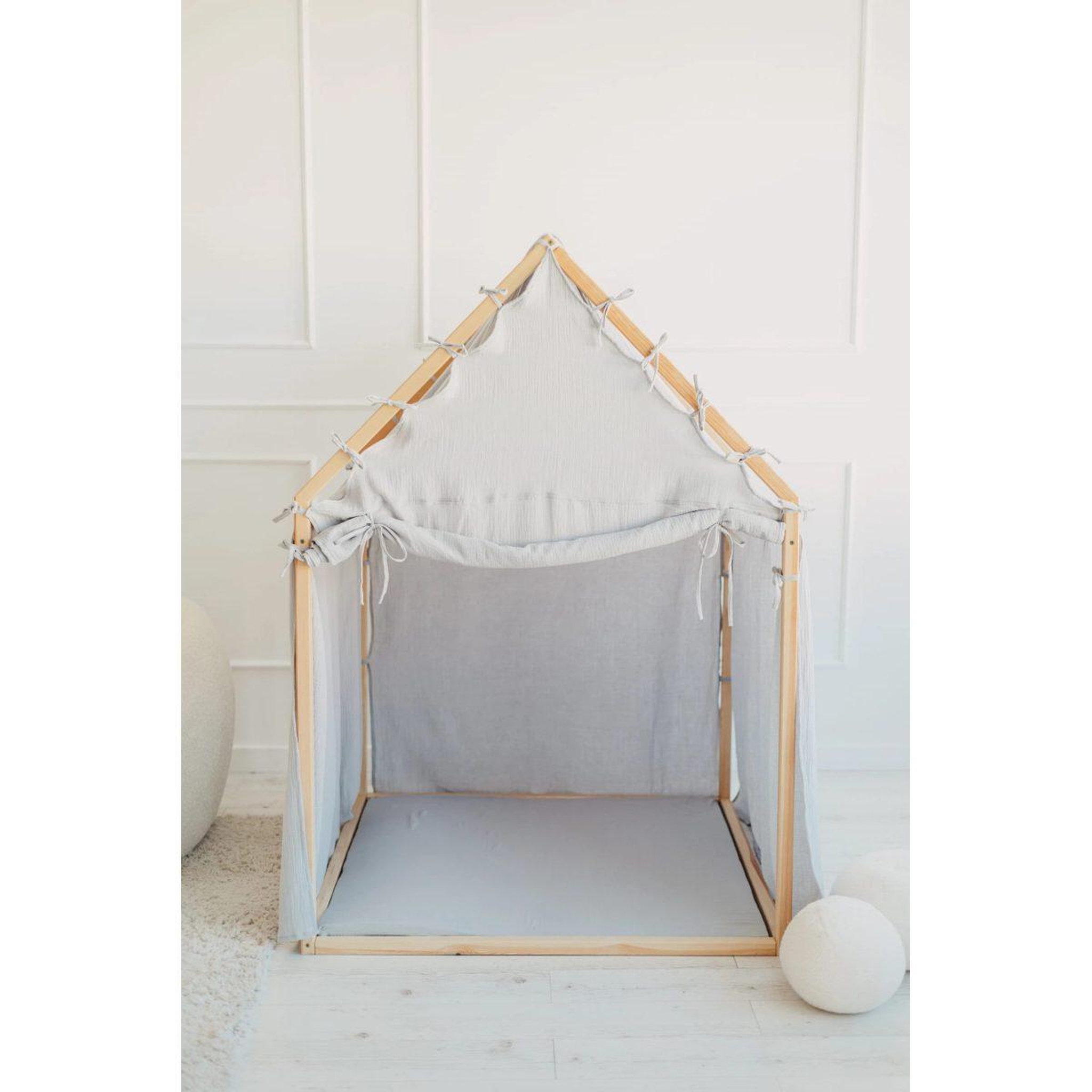 Voir la diapositive 2 : MONIO FOR KIDS Cabane de jeu en bois et mousseline 106 x 106 x 150 cm, store enroulable — Gris