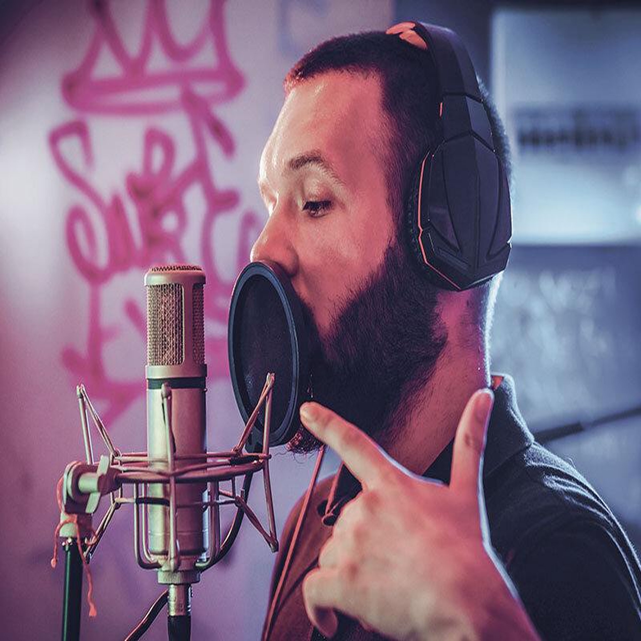 Voir la diapositive 4 : Smartbox Rap et slam associatif : atelier d'écriture d'expression et enregistrement d'un morceau - coffret cadeau sport & aventure