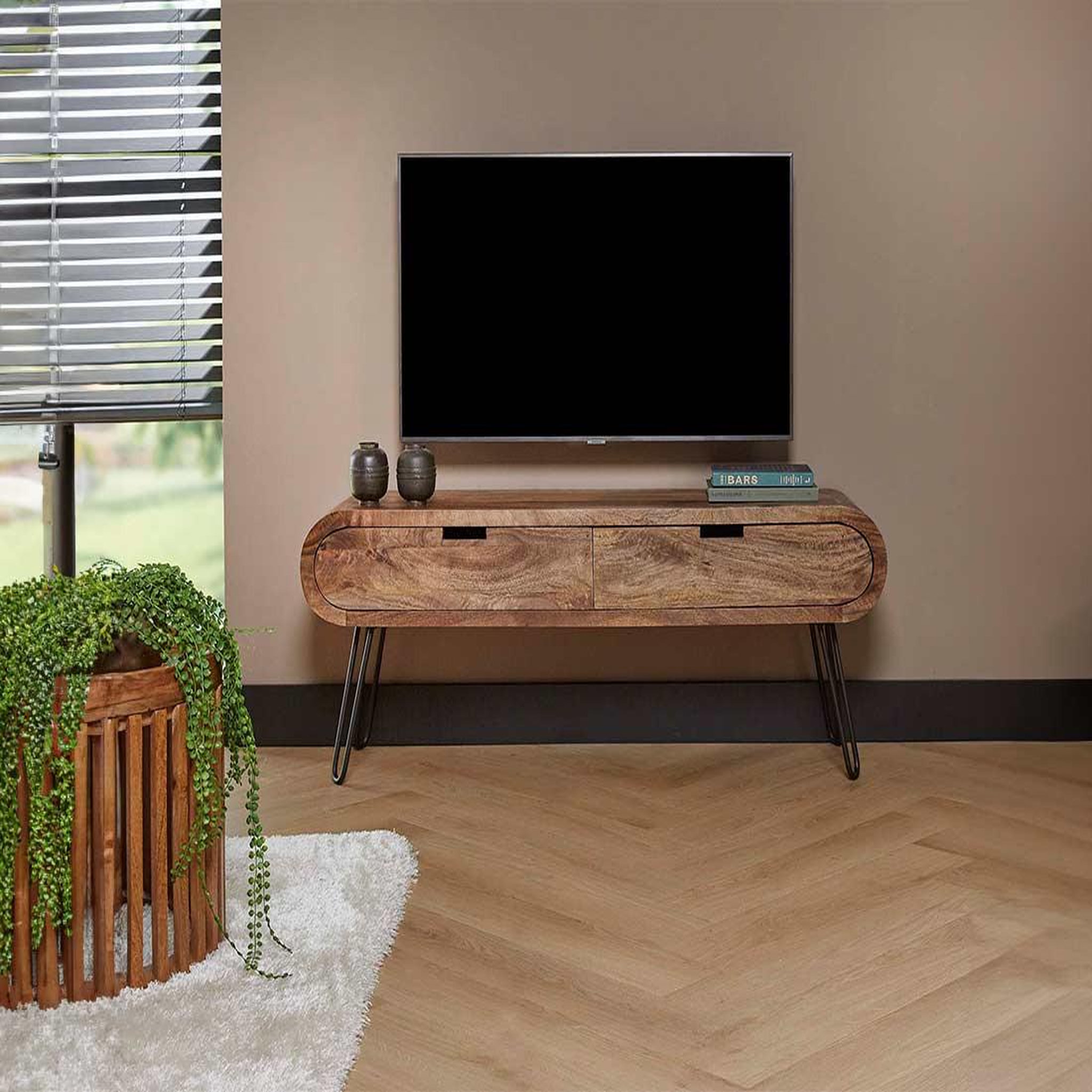 Voir la diapositive 1 : LISA DESIGN Kampur - meuble tv - bois massif de manguier - 135 cm
