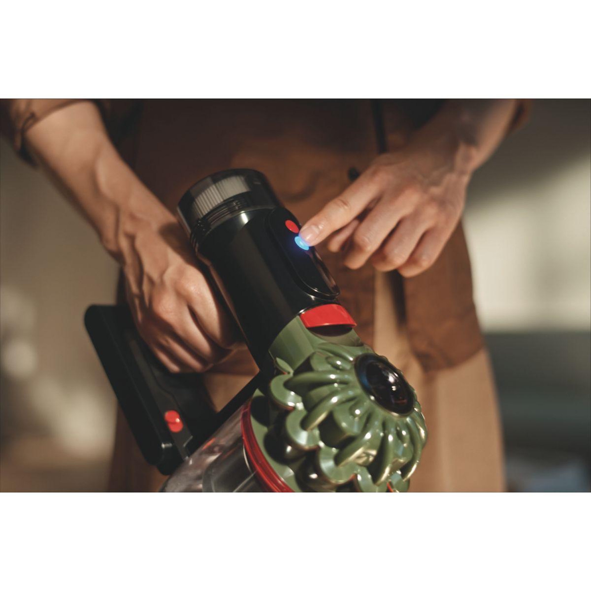 Voir la diapositive 4 : Dyson Aspirateur balai v8 cyclone