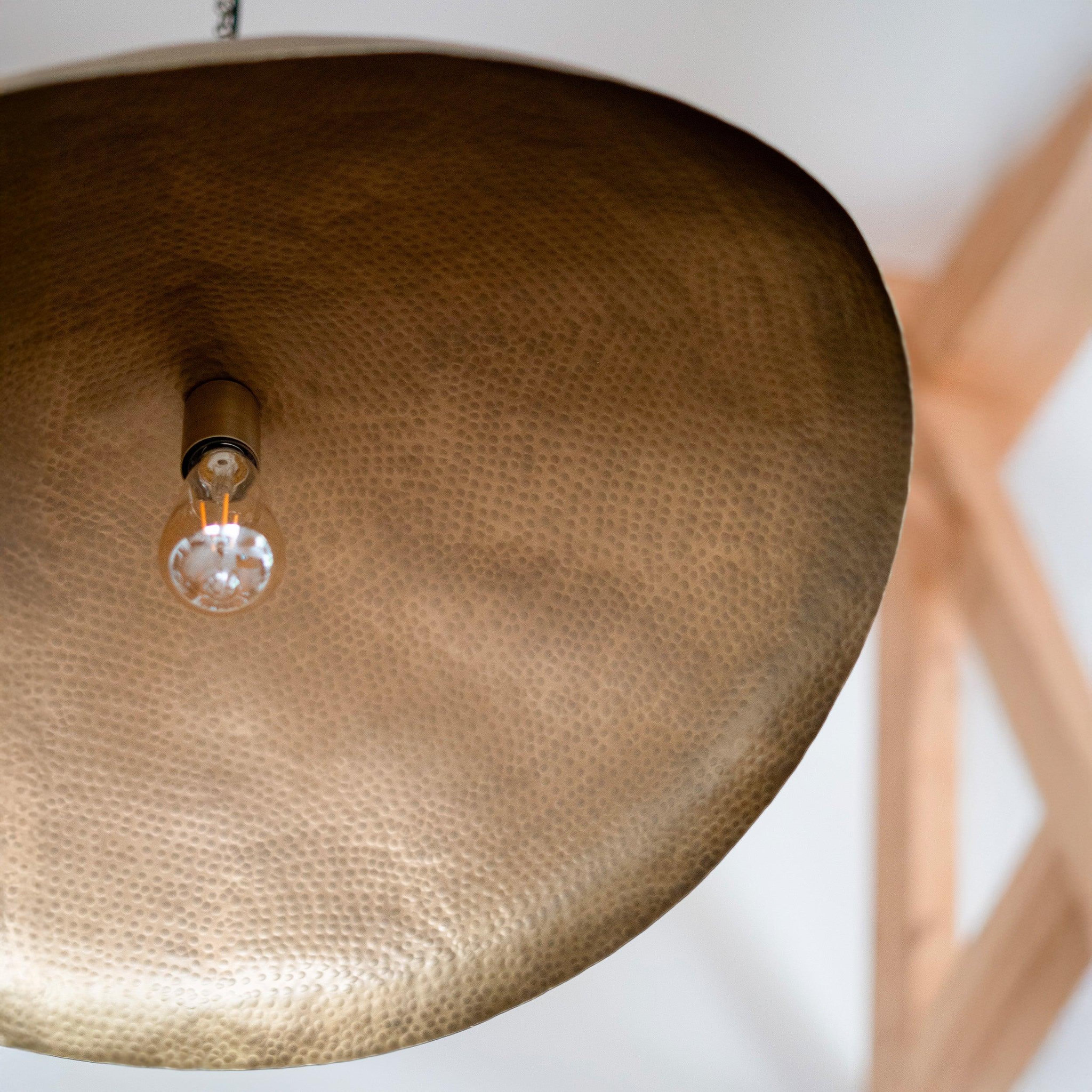 Voir la diapositive 3 : MAISON PAVANE Suspension en métal doré 72 cm-elora