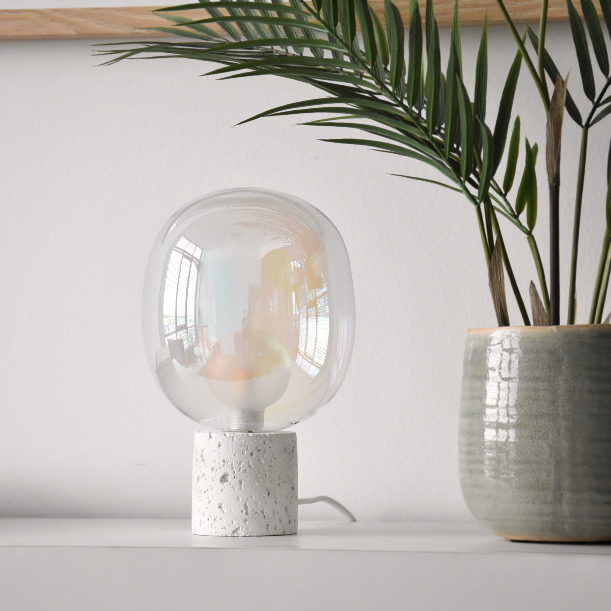 Voir la diapositive 2 : MAISON PAVANE Lampe à poser en verre irisé et béton blanc H24 cm-Bulle