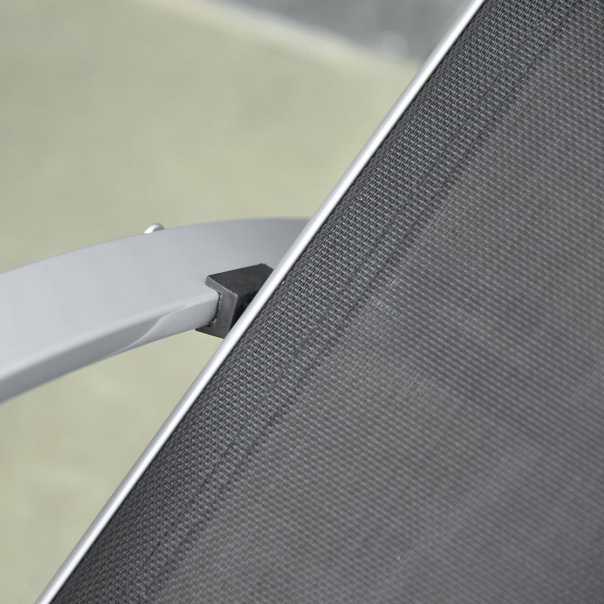 OUTSUNNY Lot de 2 bains de soleil design contemporain table basse plateau verre trempé métal époxy textilène gris foncé