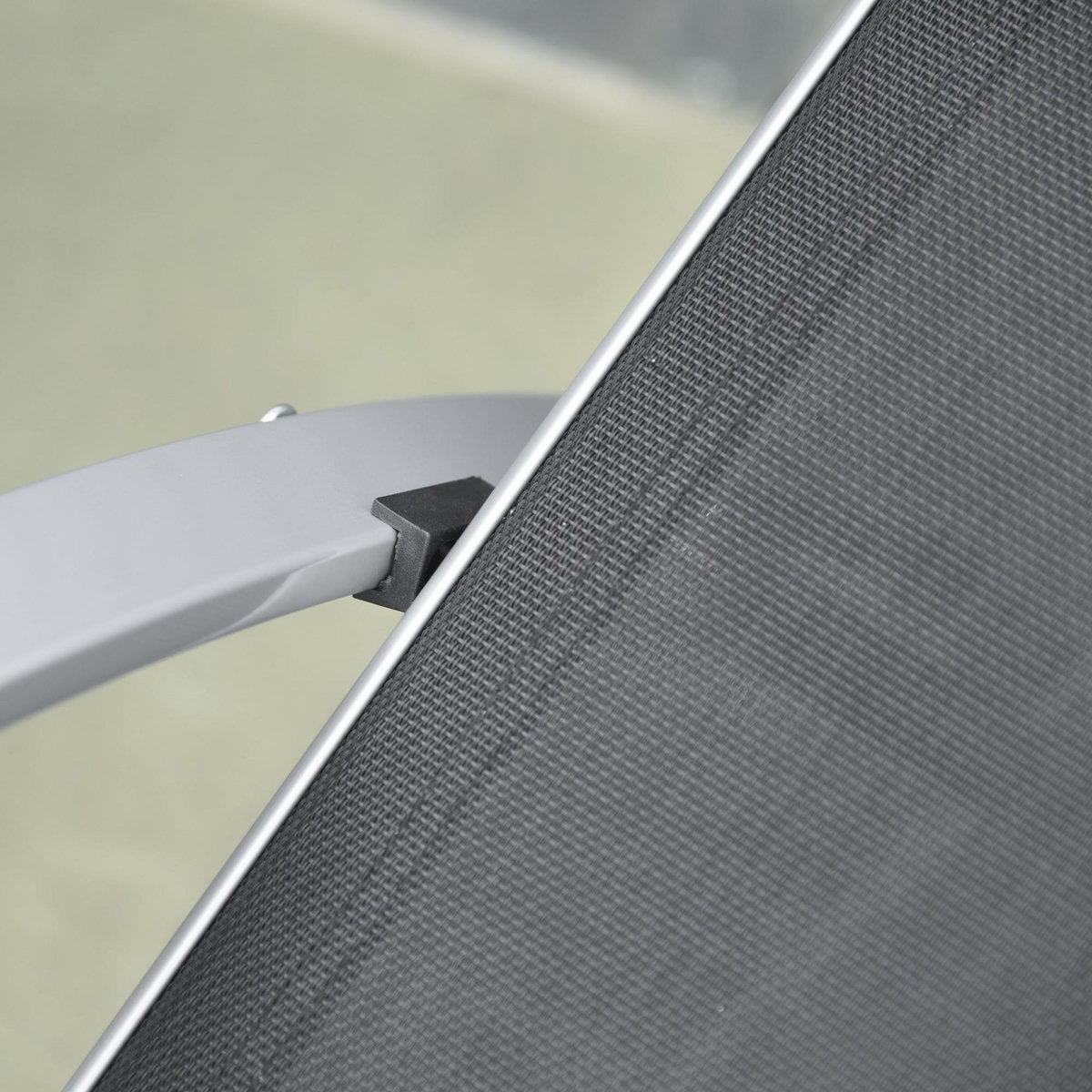 OUTSUNNY Lot de 2 bains de soleil design contemporain table basse plateau verre trempé métal époxy textilène gris foncé