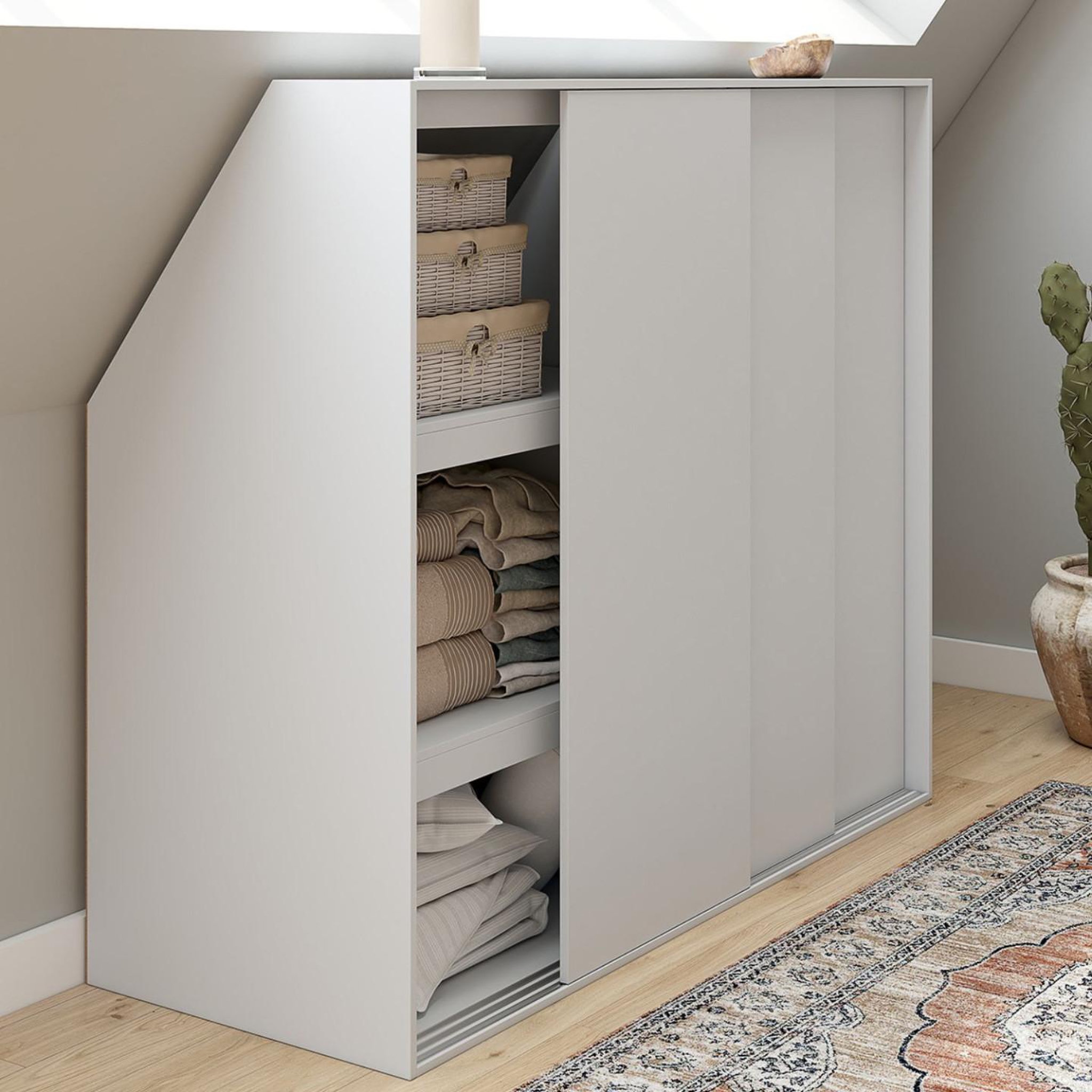Voir la diapositive 2 : ID MARKET Armoire sous pente 3 portes coulissantes 3 niveaux tomi 130 x 50 x 70/110 cm blanc