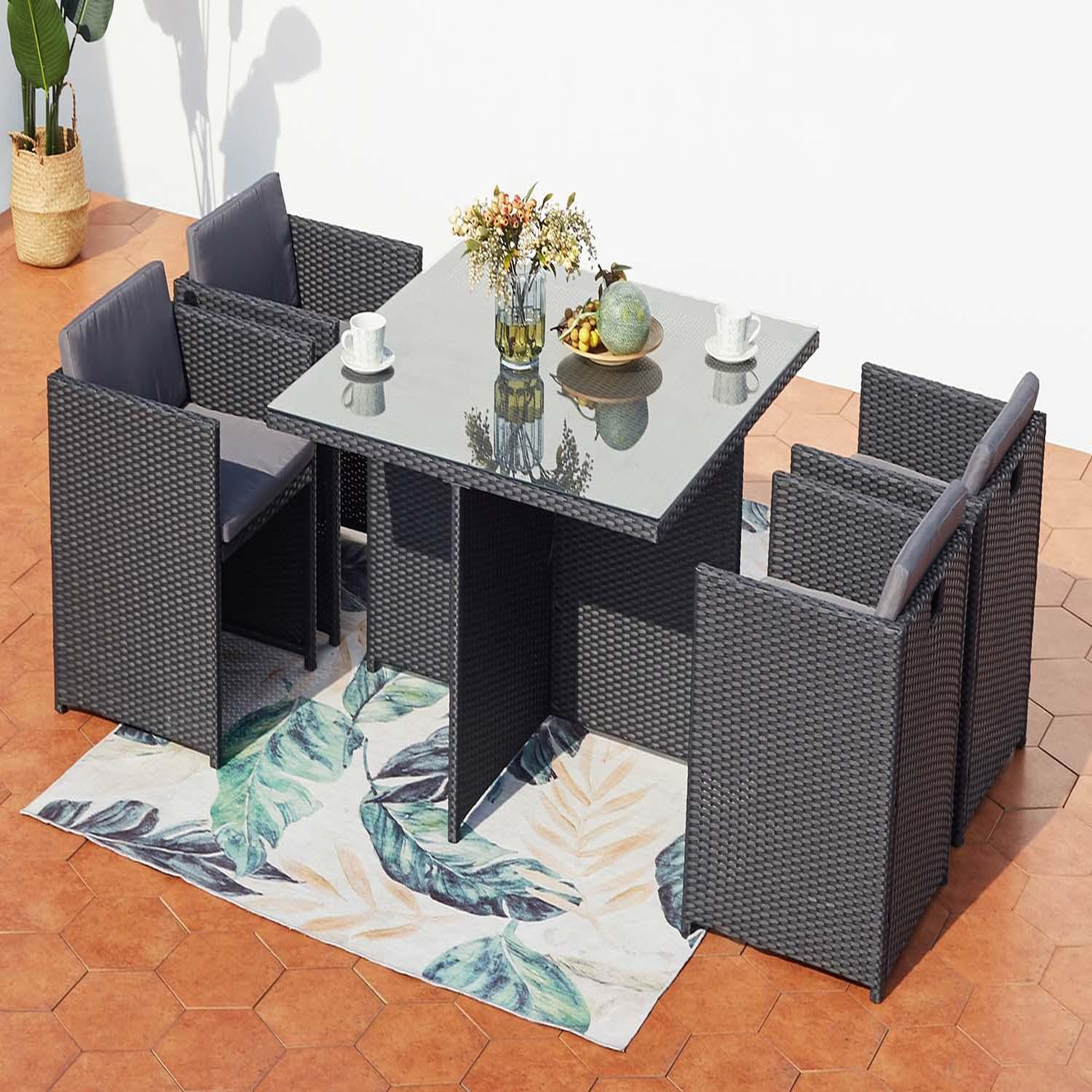 Voir la diapositive 2 : CONCEPT USINE Table et chaises 4 places encastrables en résine noir-gris miami