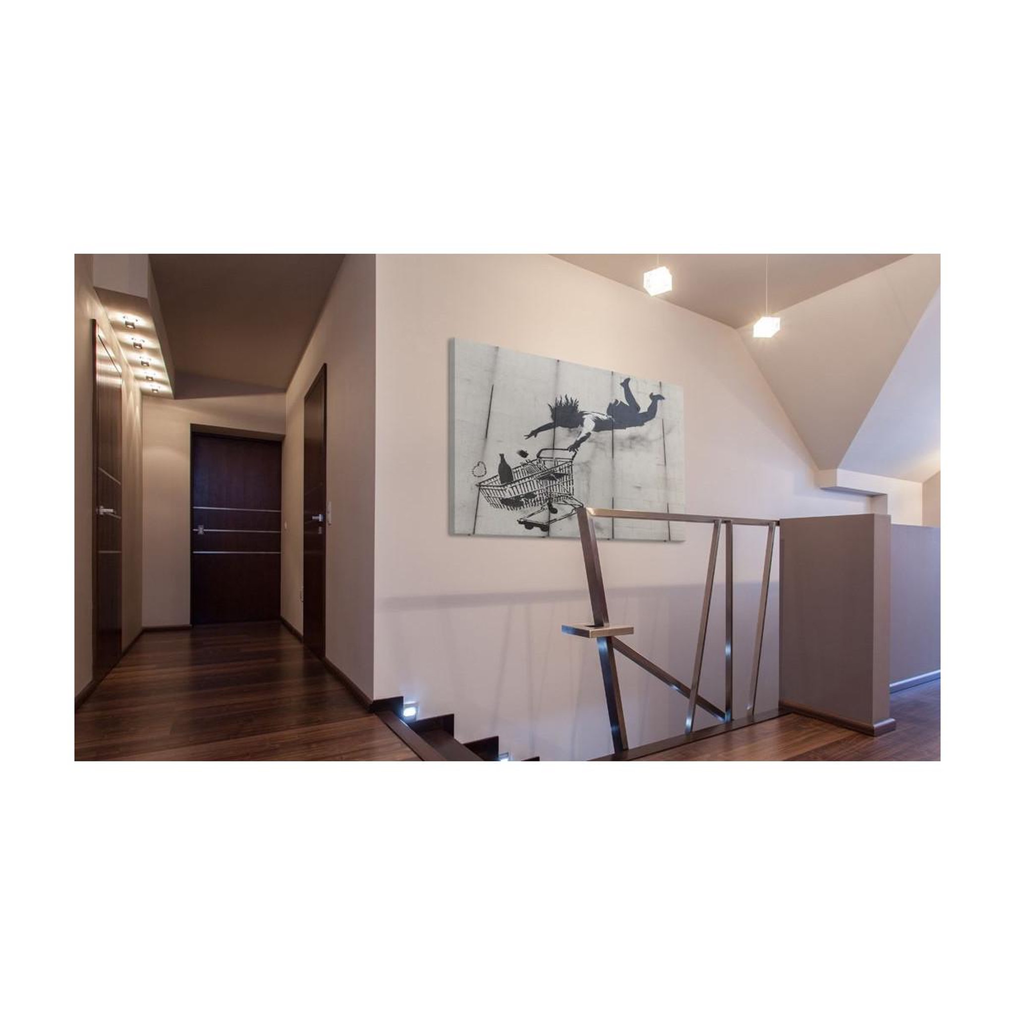 Voir la diapositive 2 : Paris Prix Tableau  femme tombe avec un chariot de supermarché - banksy  40x60cm